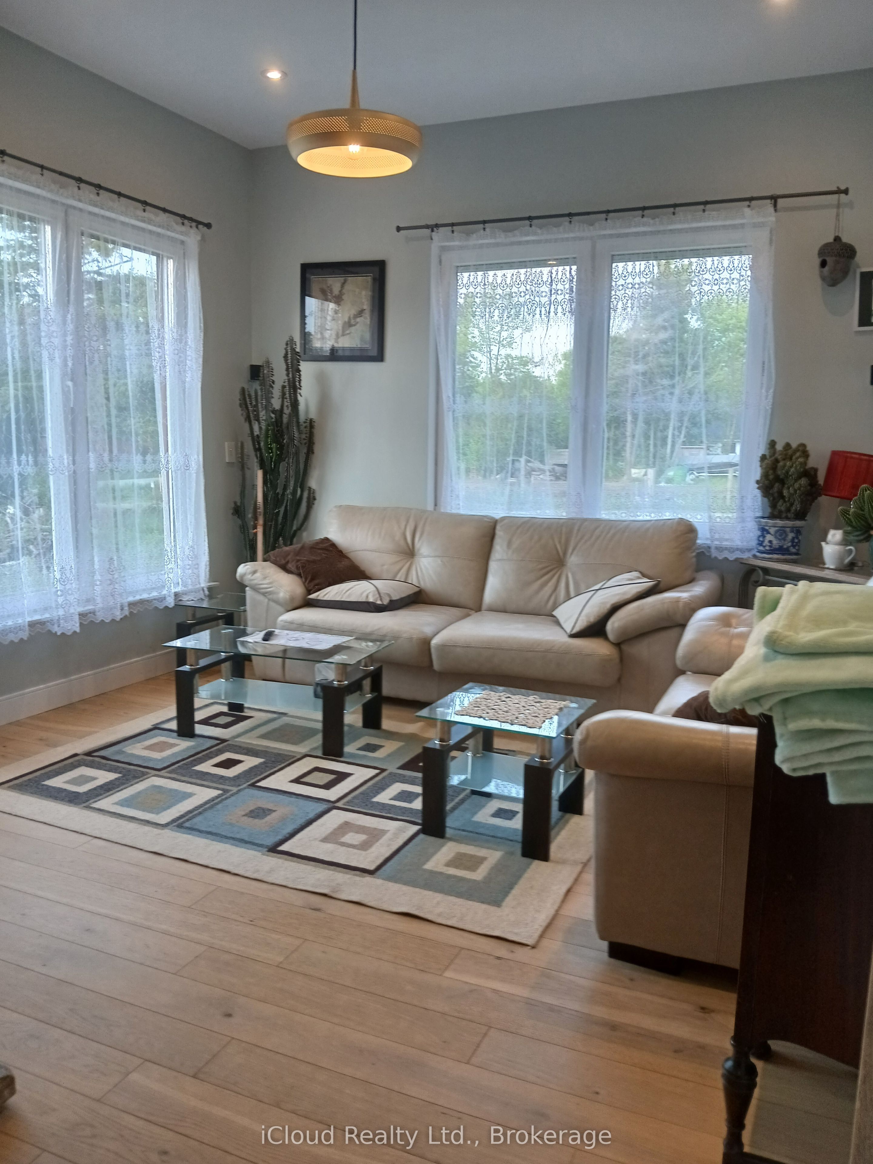 2216 Champlain Road Property Photo 6