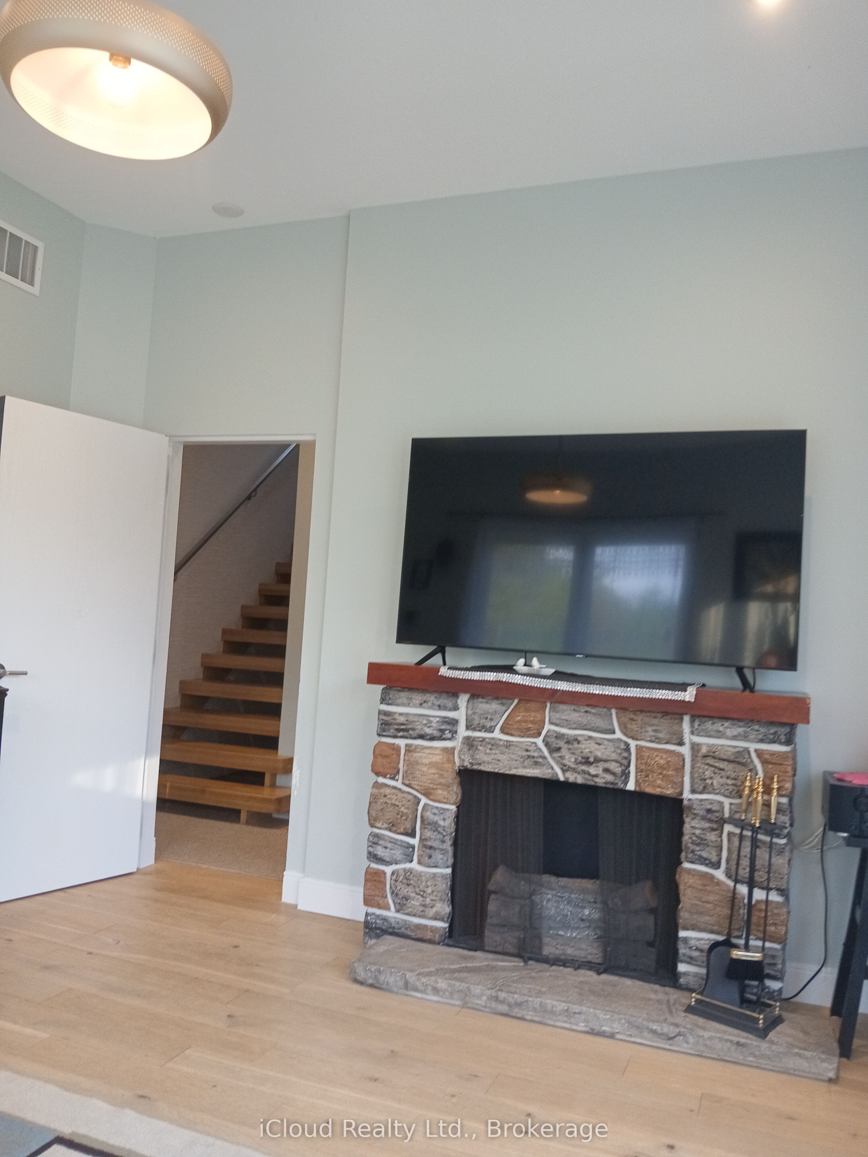 2216 Champlain Road Property Photo 8