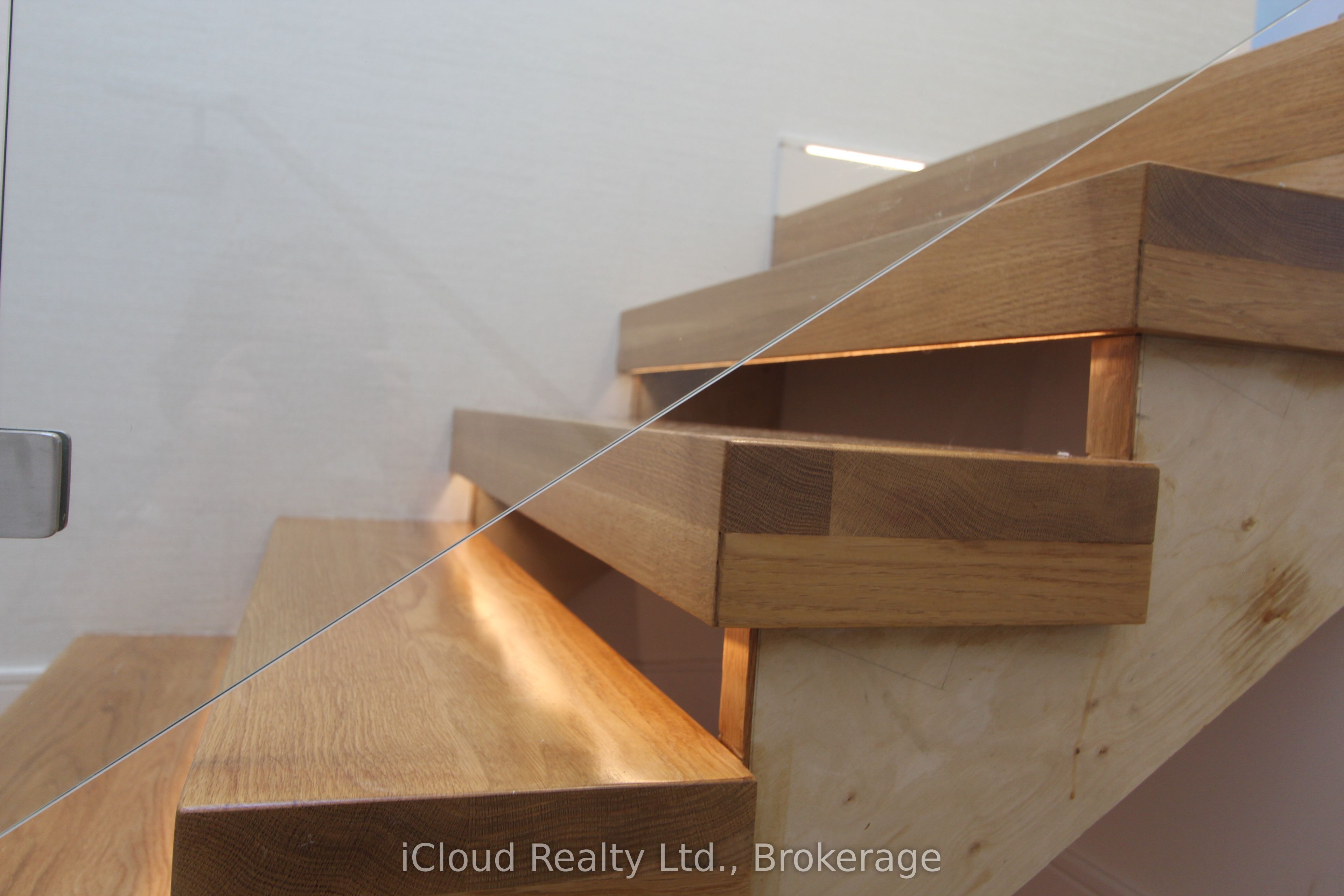 2216 Champlain Road Property Photo 10