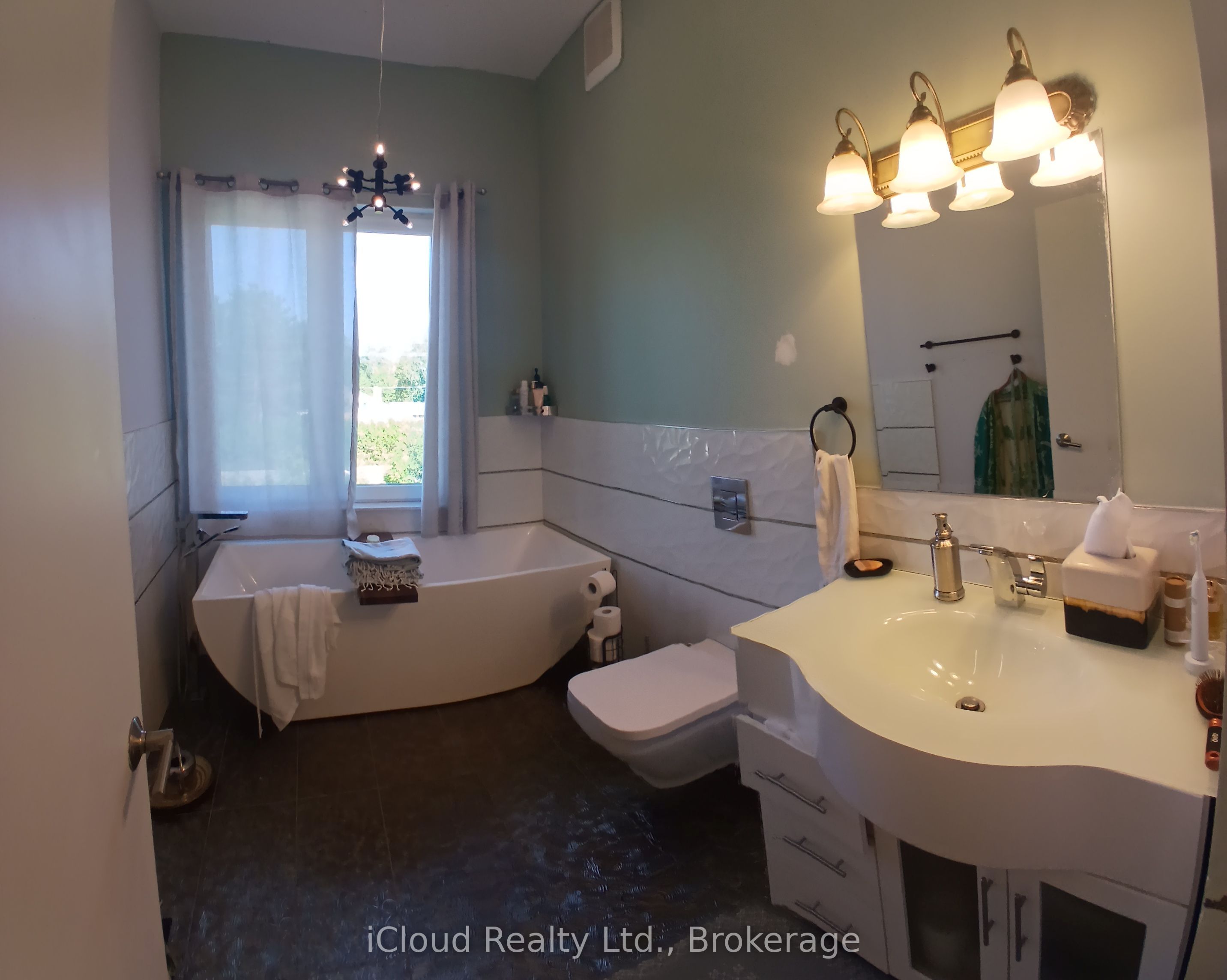 2216 Champlain Road Property Photo 11