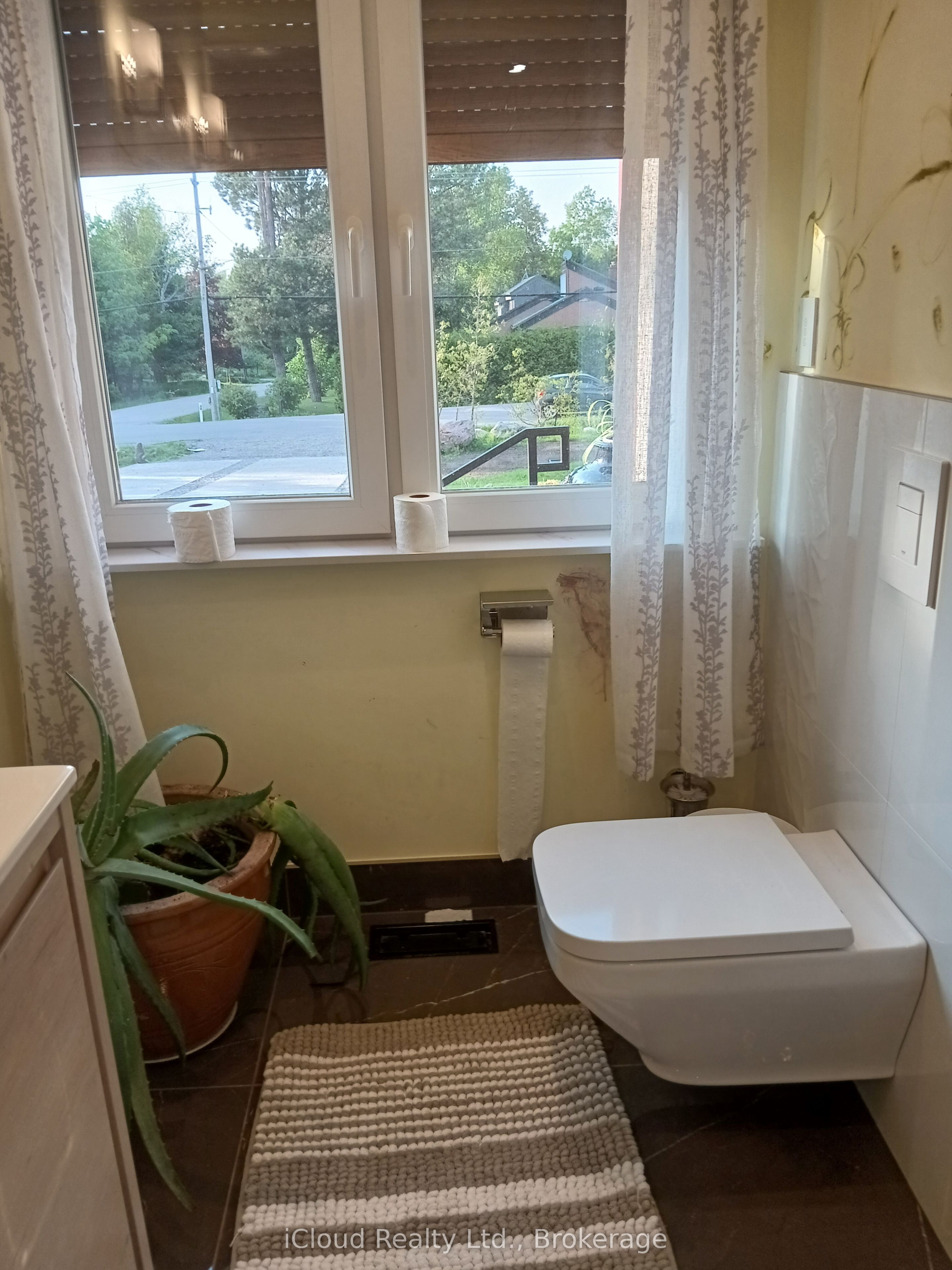 2216 Champlain Road Property Photo 12