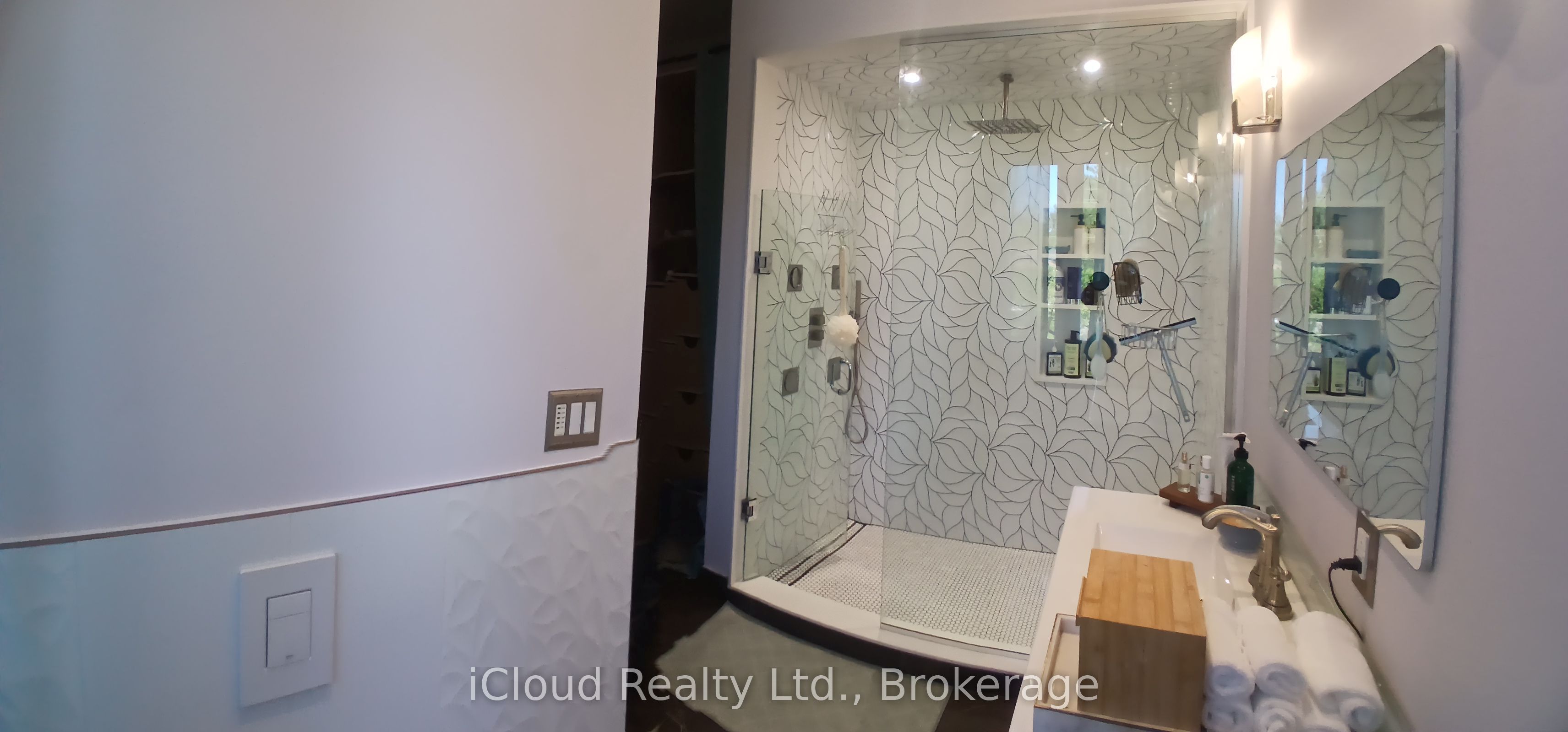 2216 Champlain Road Property Photo 13