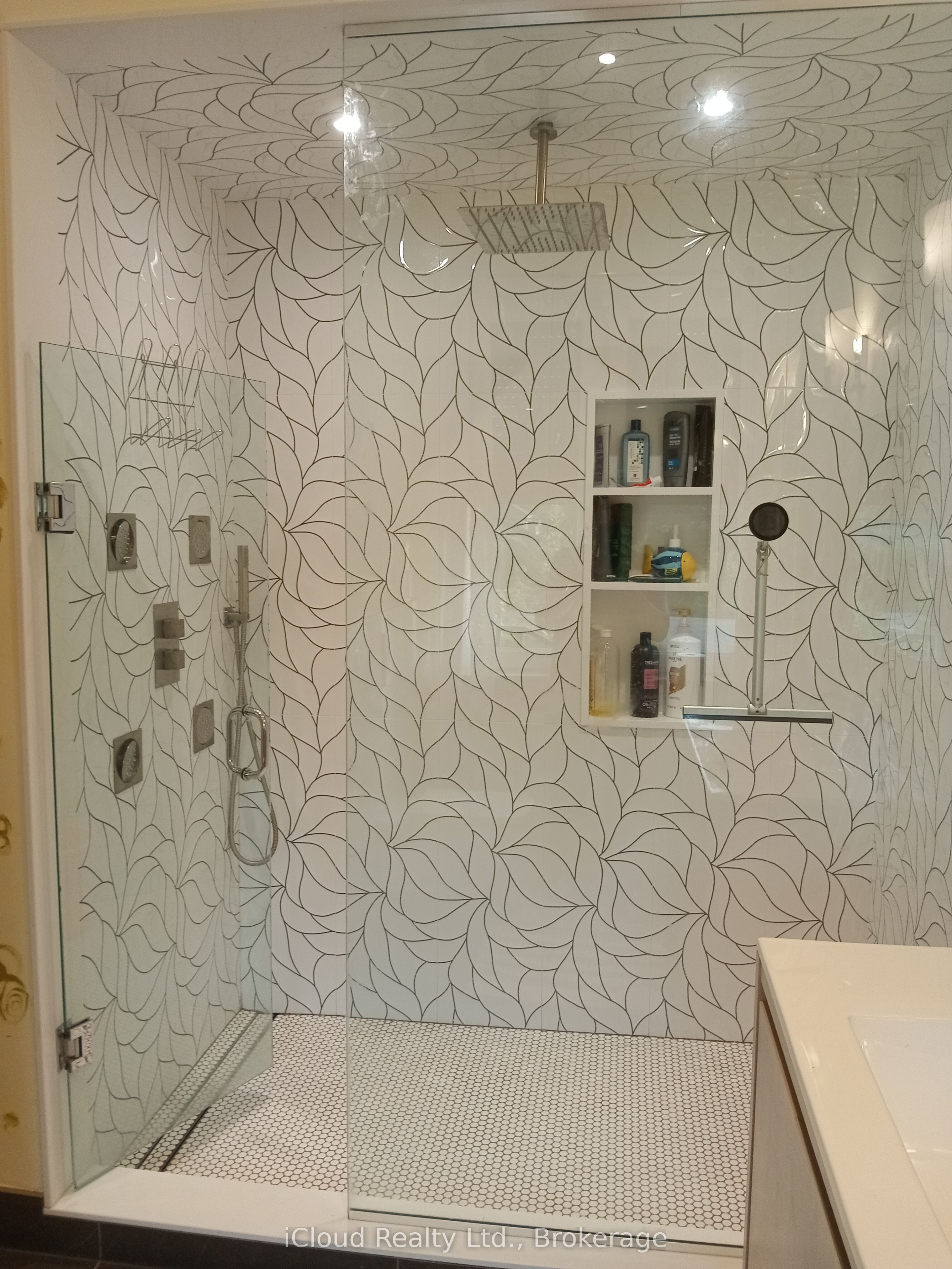 2216 Champlain Road Property Photo 30
