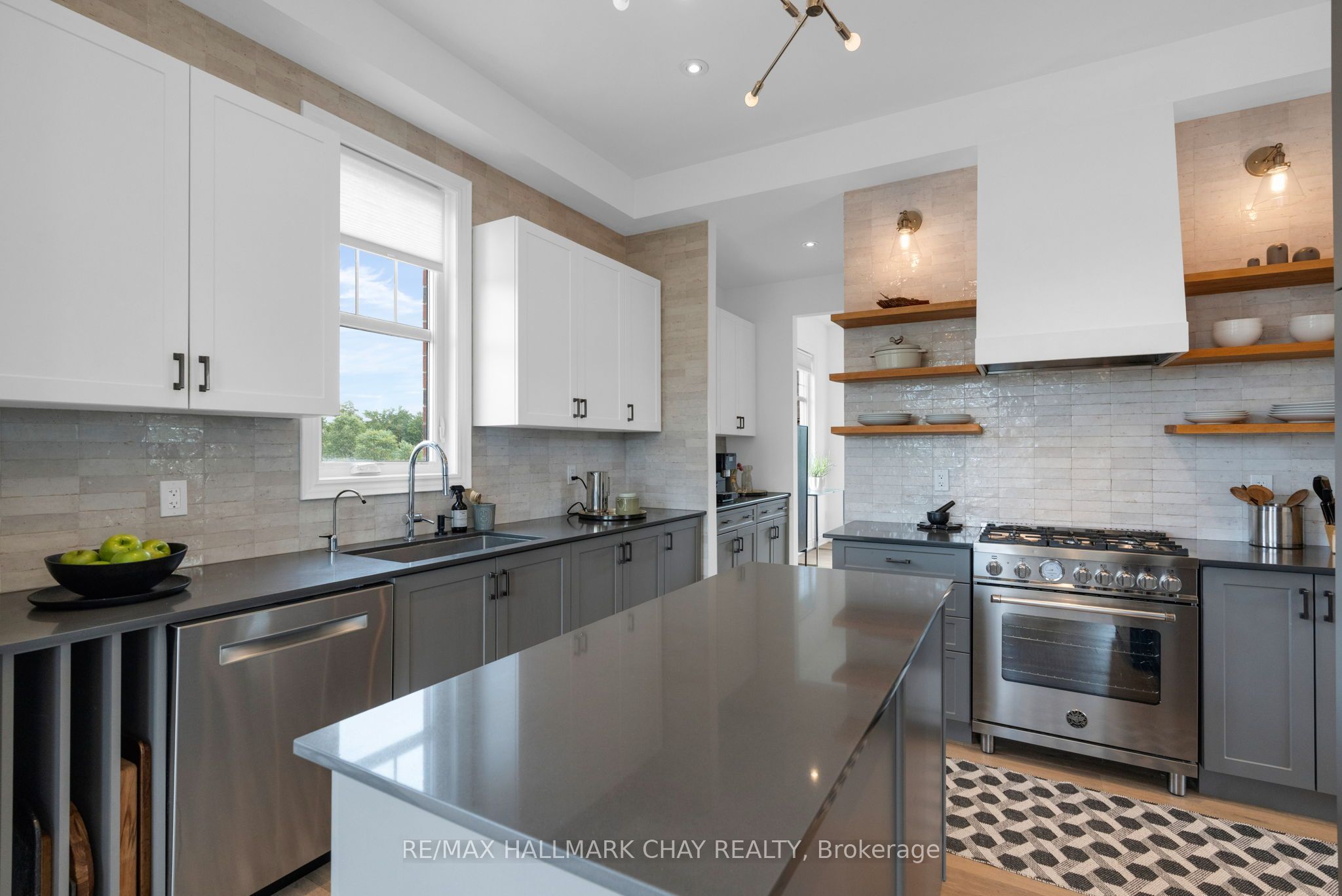 46 Francis Street E Property Photo 11