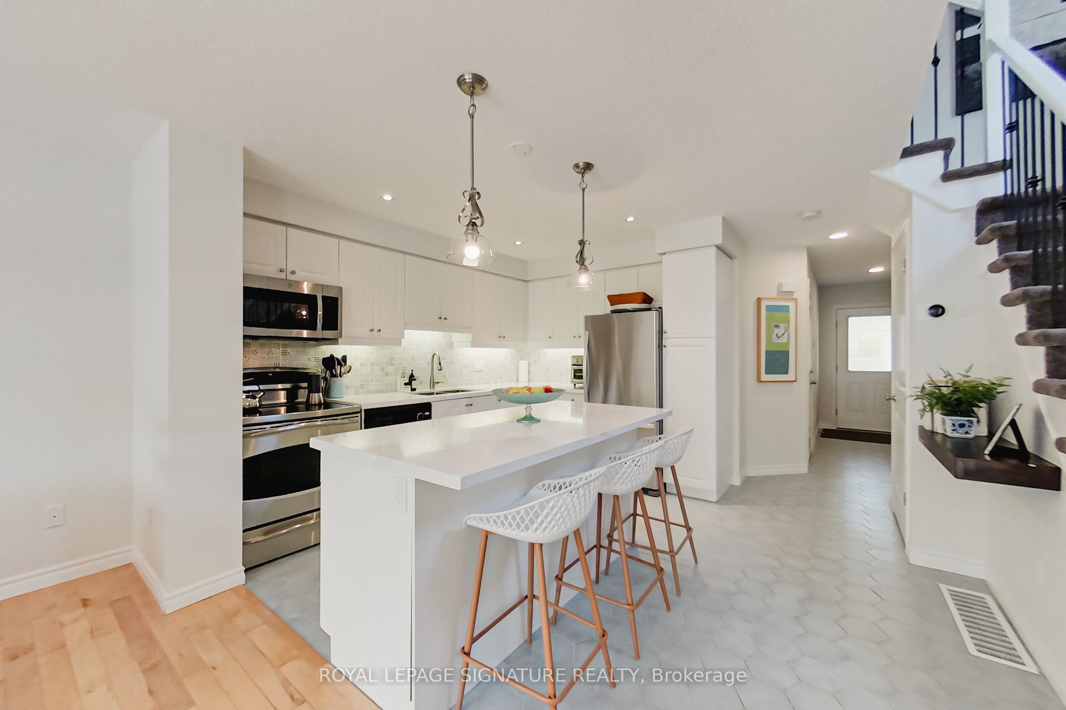 23 Silver Glen Boulevard Property Photo 5