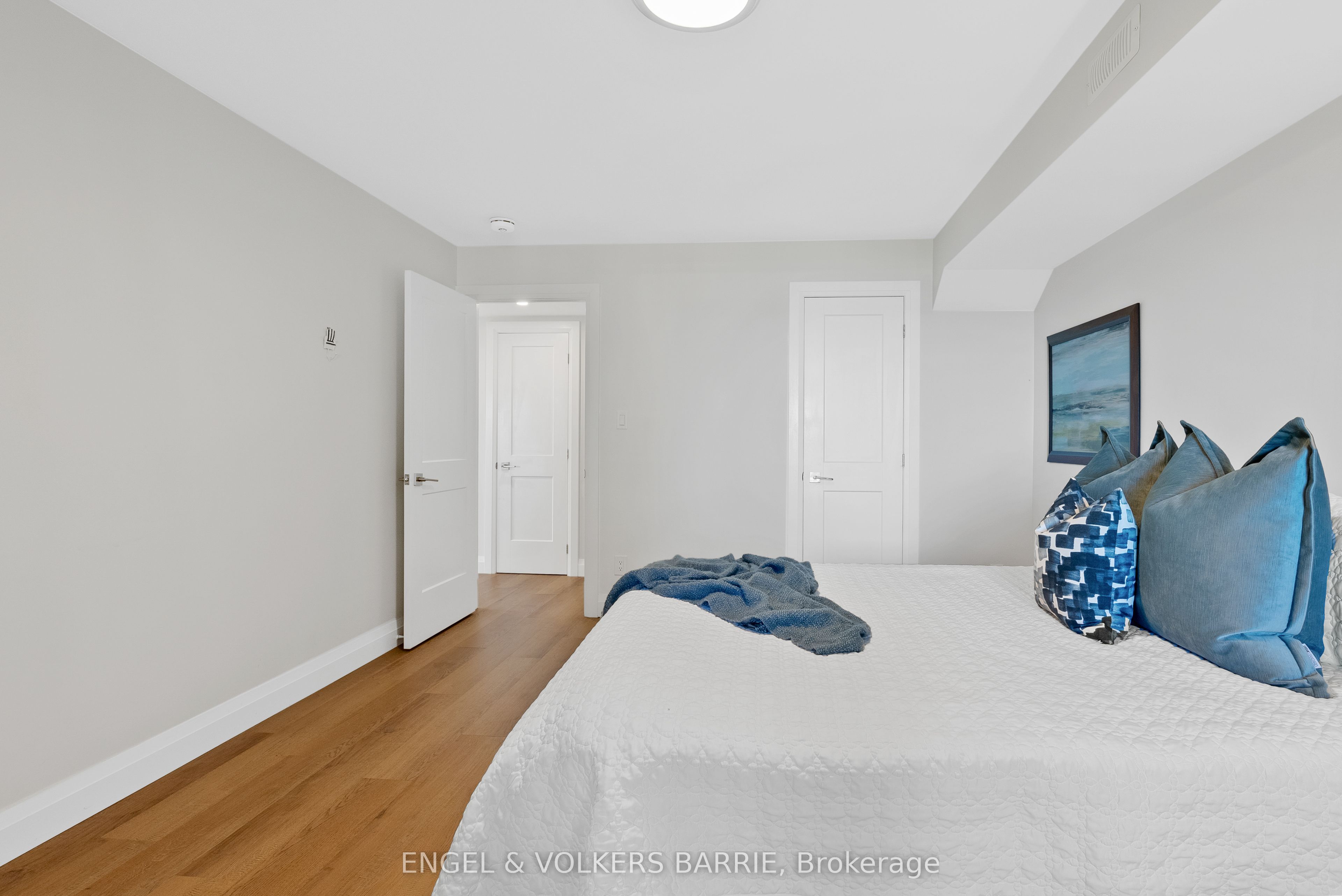 2371 Lakeshore Road E Property Photo 19