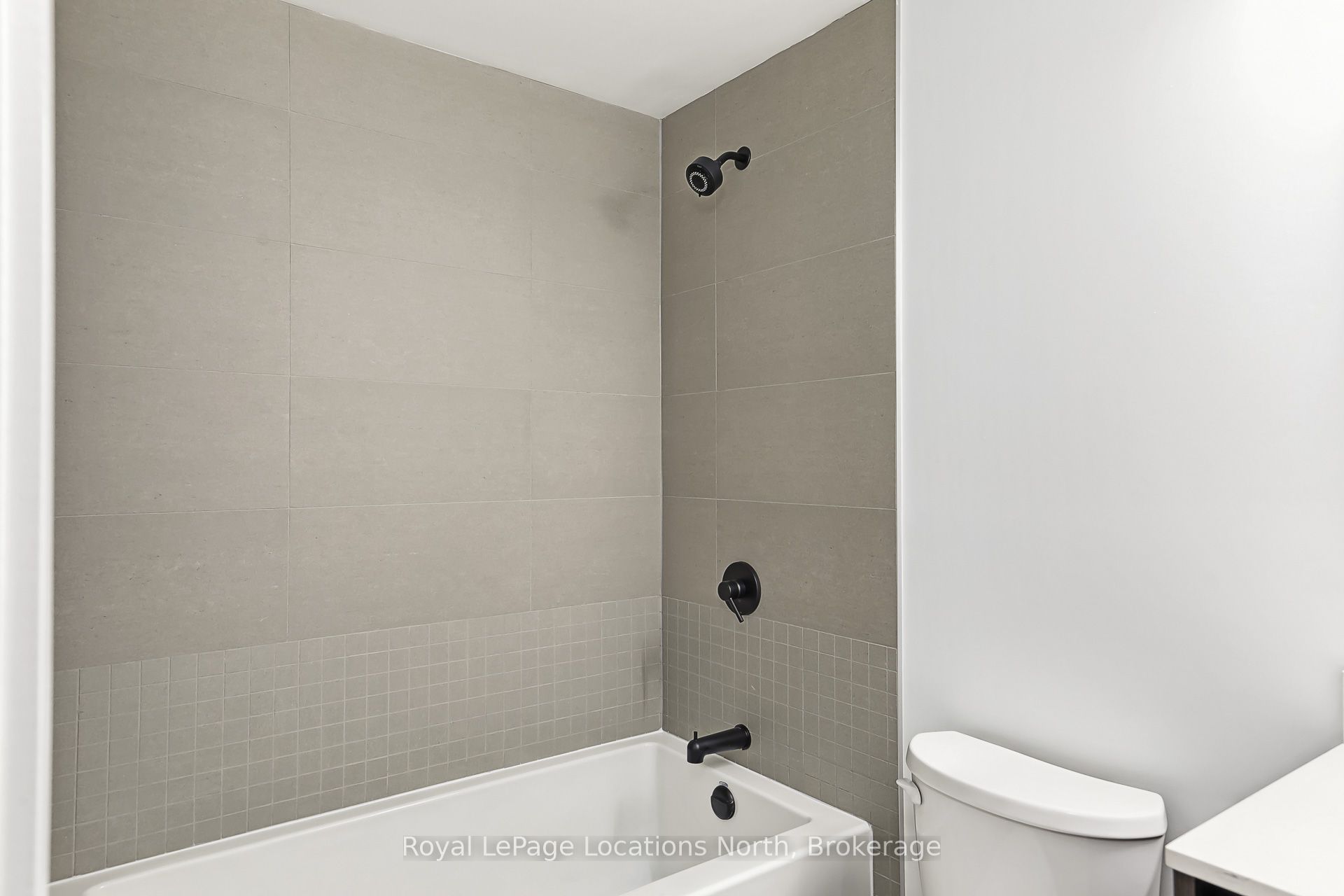 31 Huron Street 203 Property Photo 16