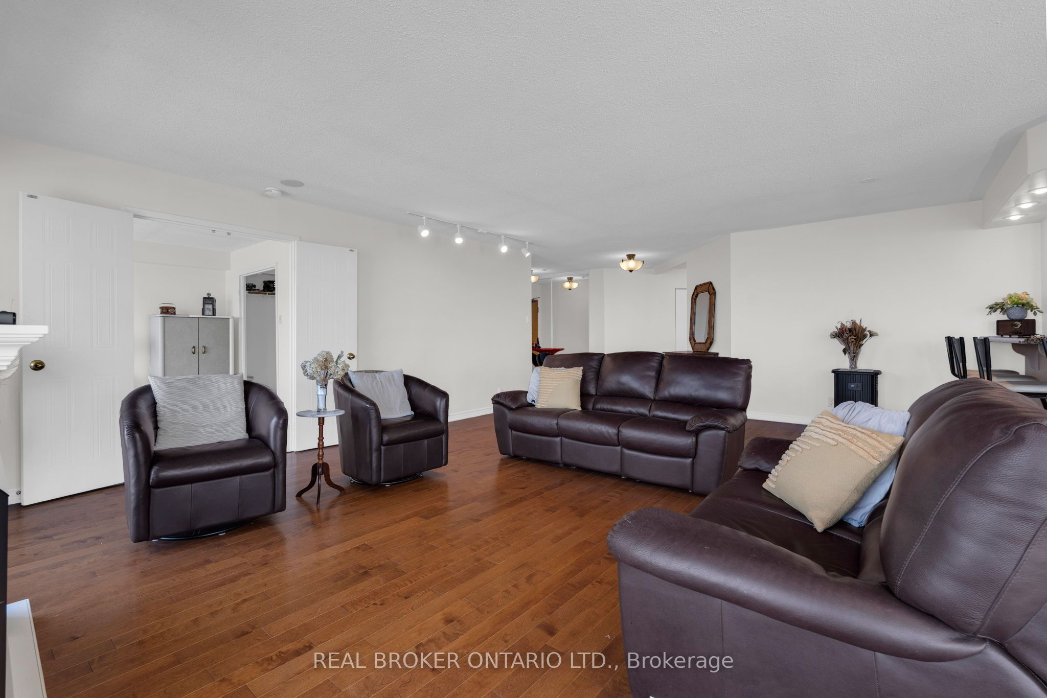 65 Ellen Street 903 Property Photo 5