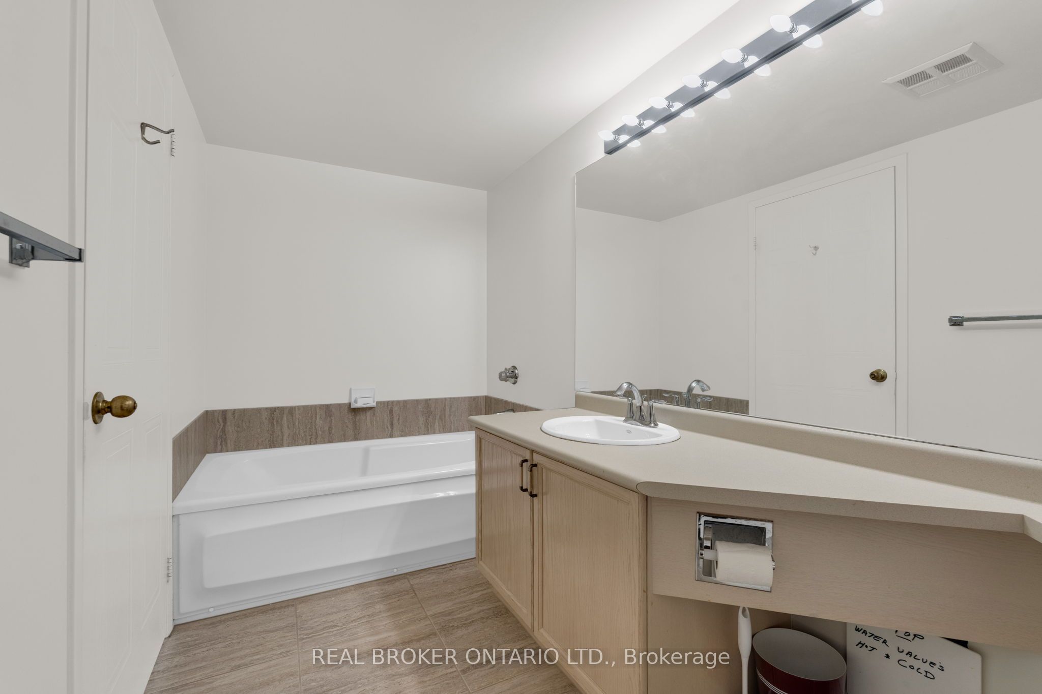 65 Ellen Street 903 Property Photo 22