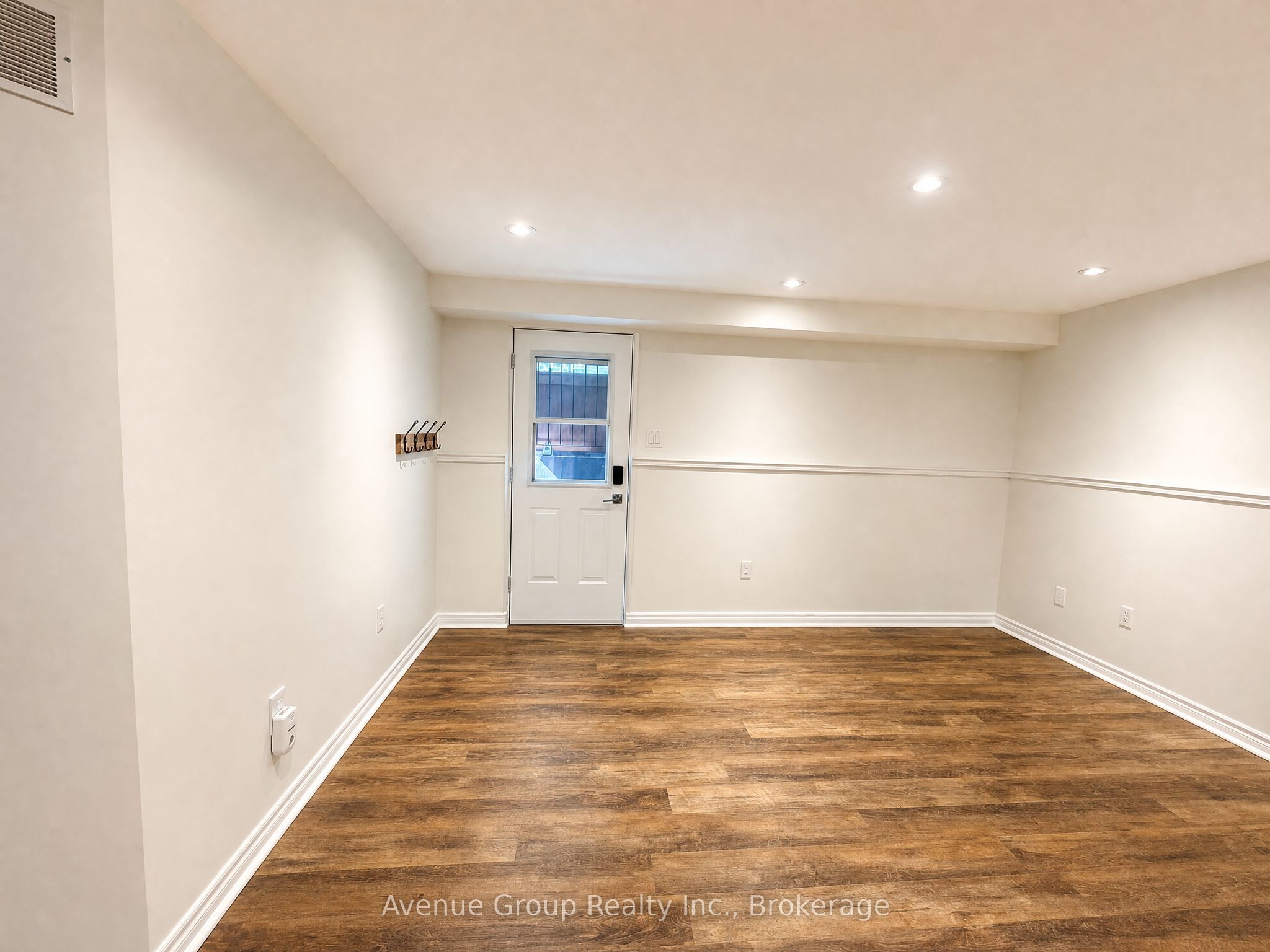 54 Leggott Avenue Lower Property Photo 4