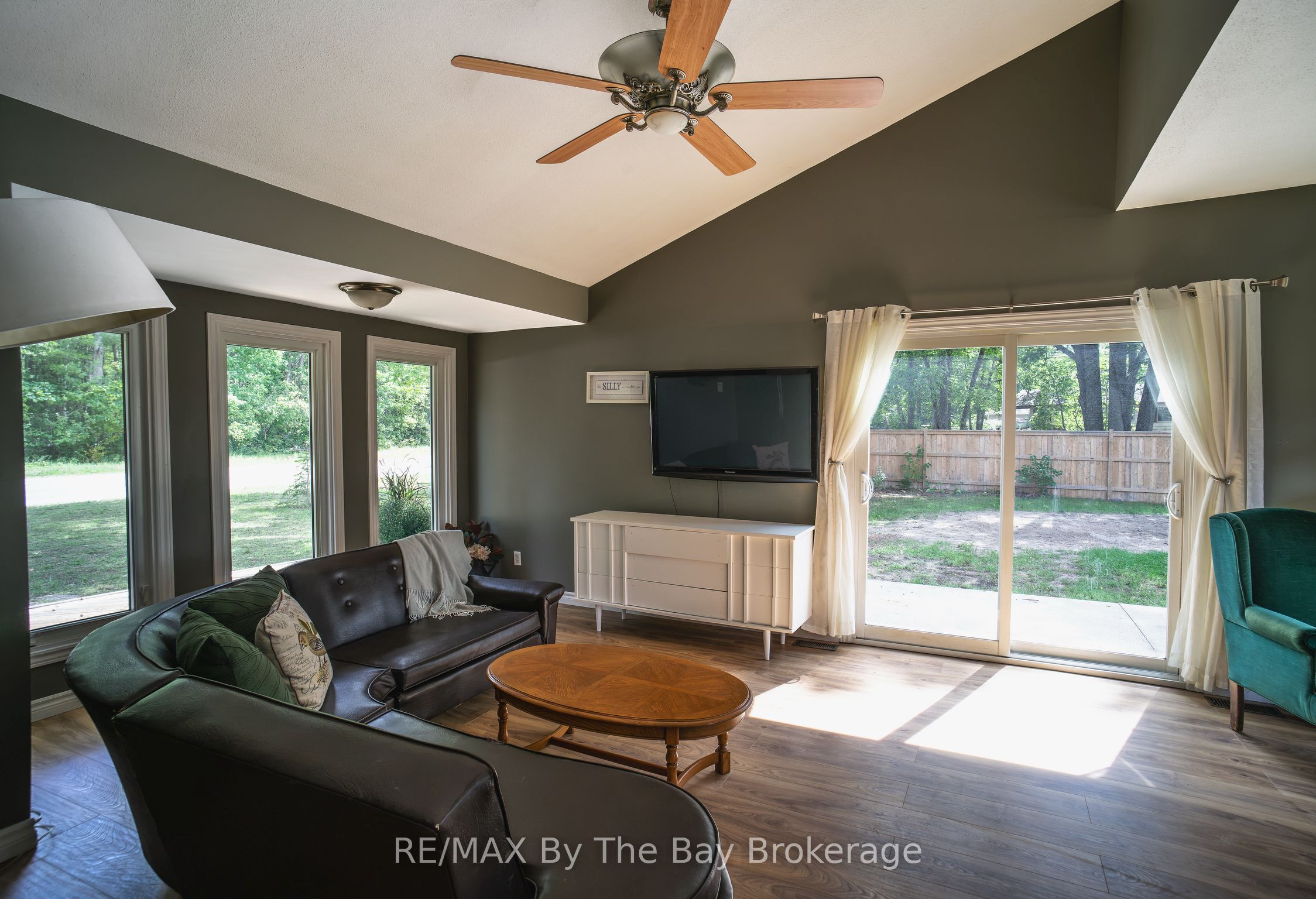 74 Oxbow Park Drive Property Photo 5