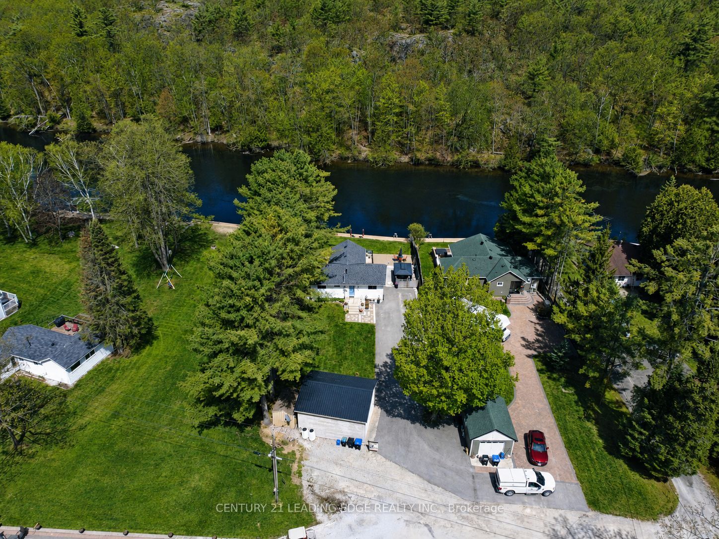 2996 Moynes Road Property Photo 4