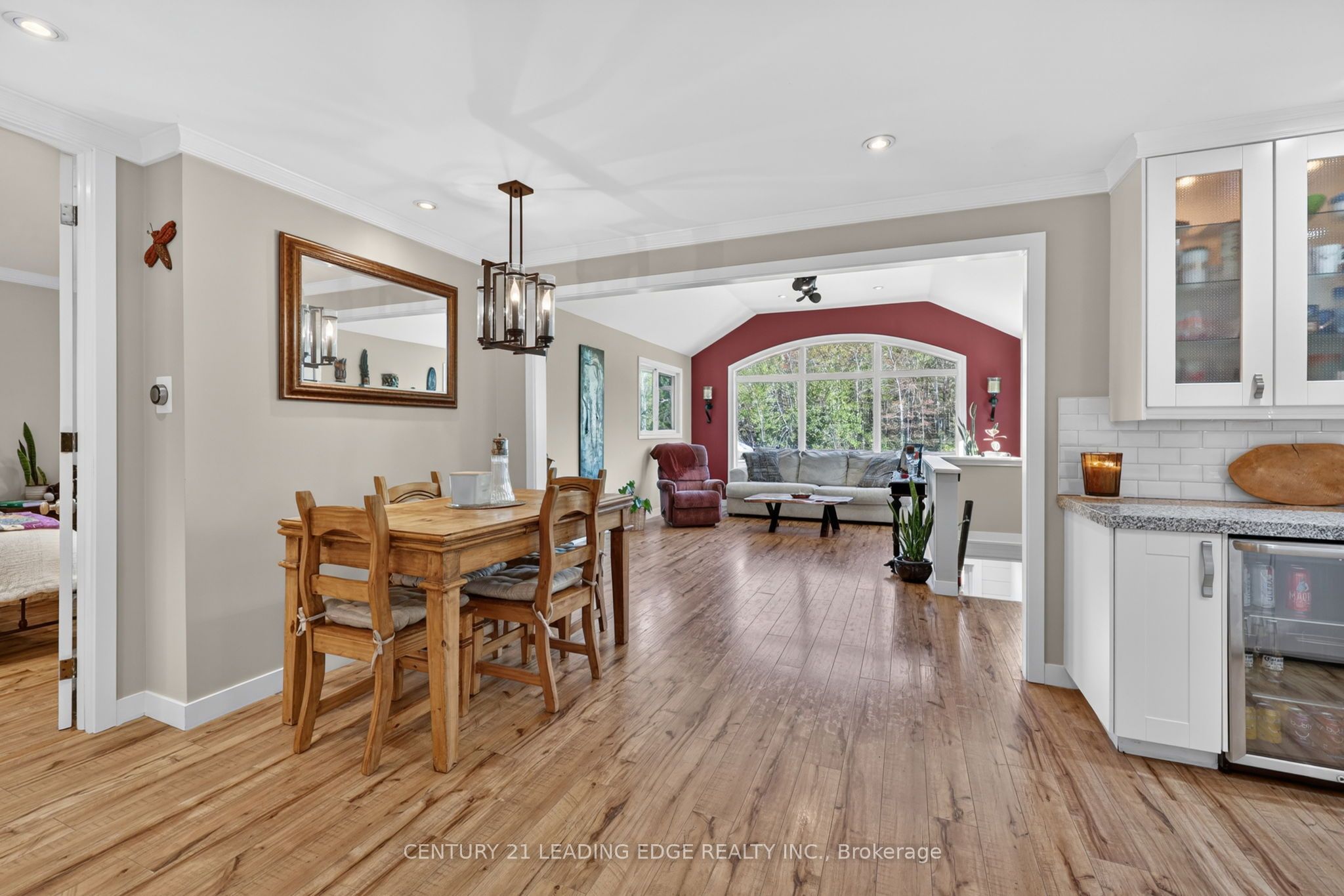 2996 Moynes Road Property Photo 5