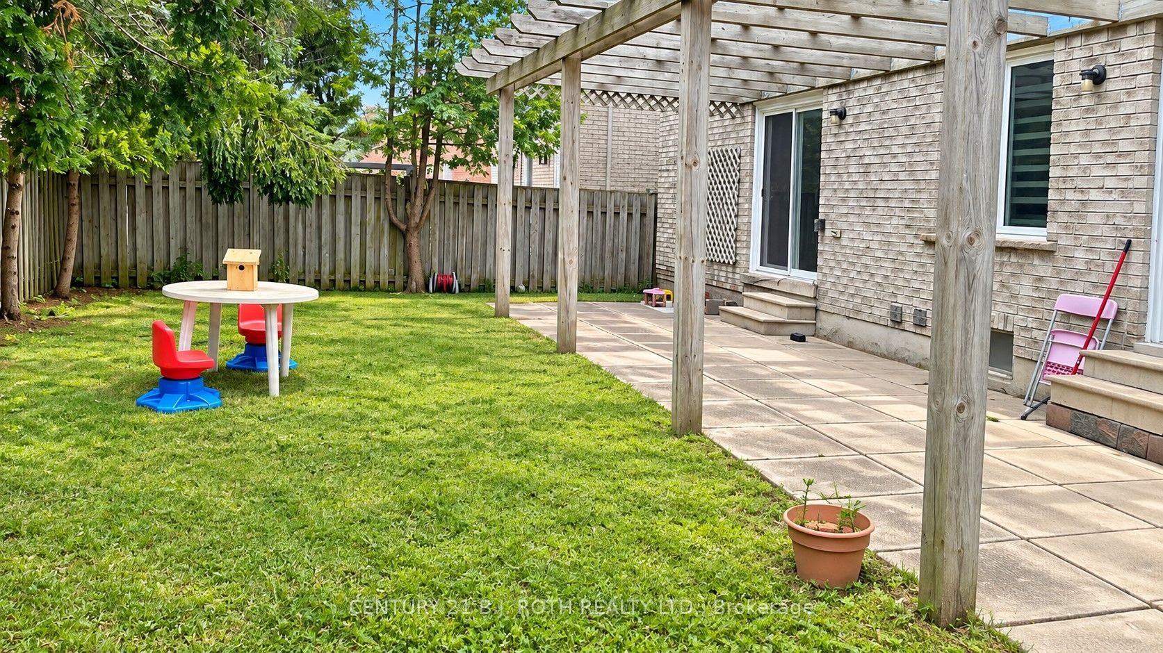 509 Grove Street E Property Photo 14