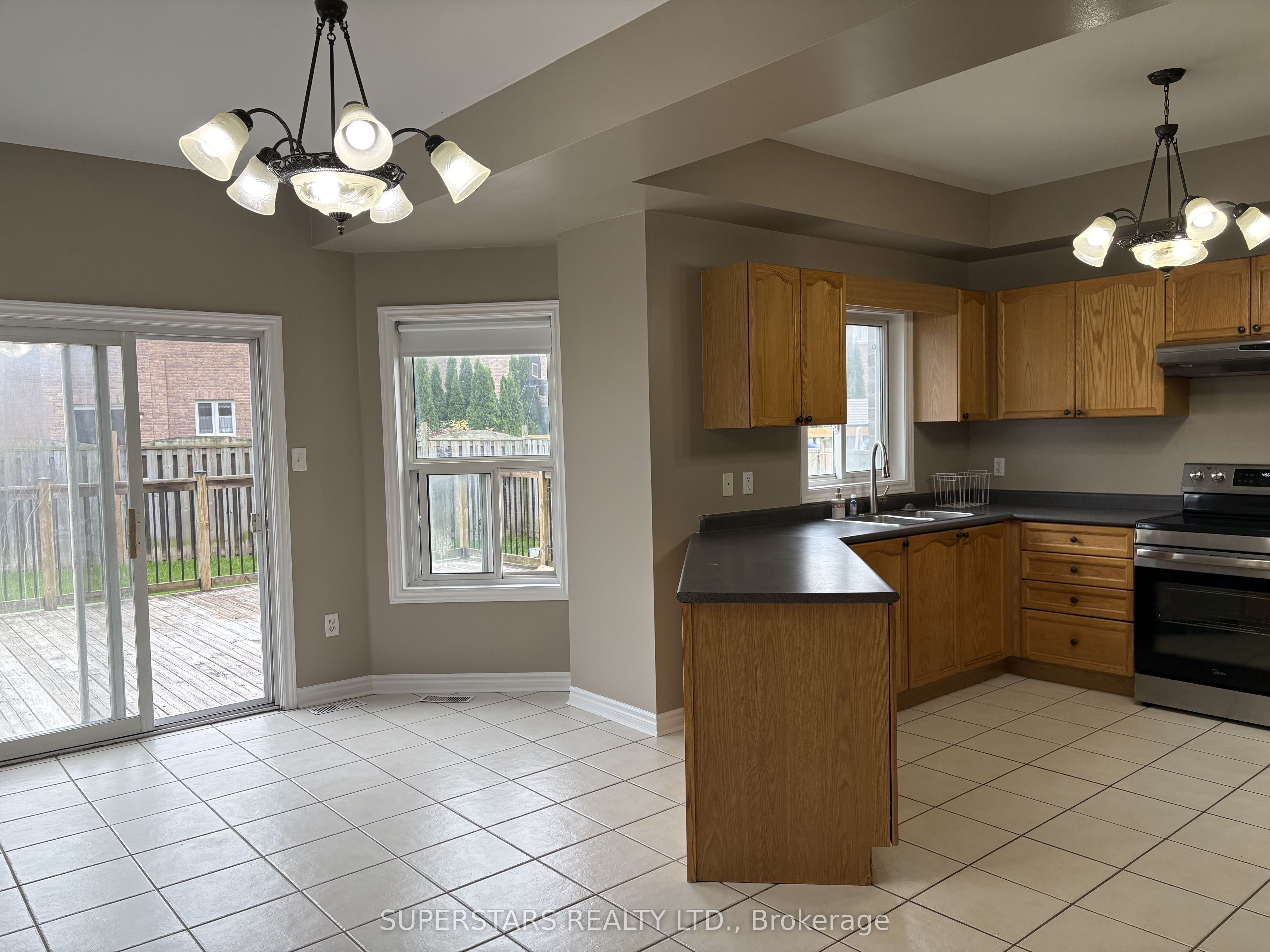 98 Joseph Crescent Property Photo 9