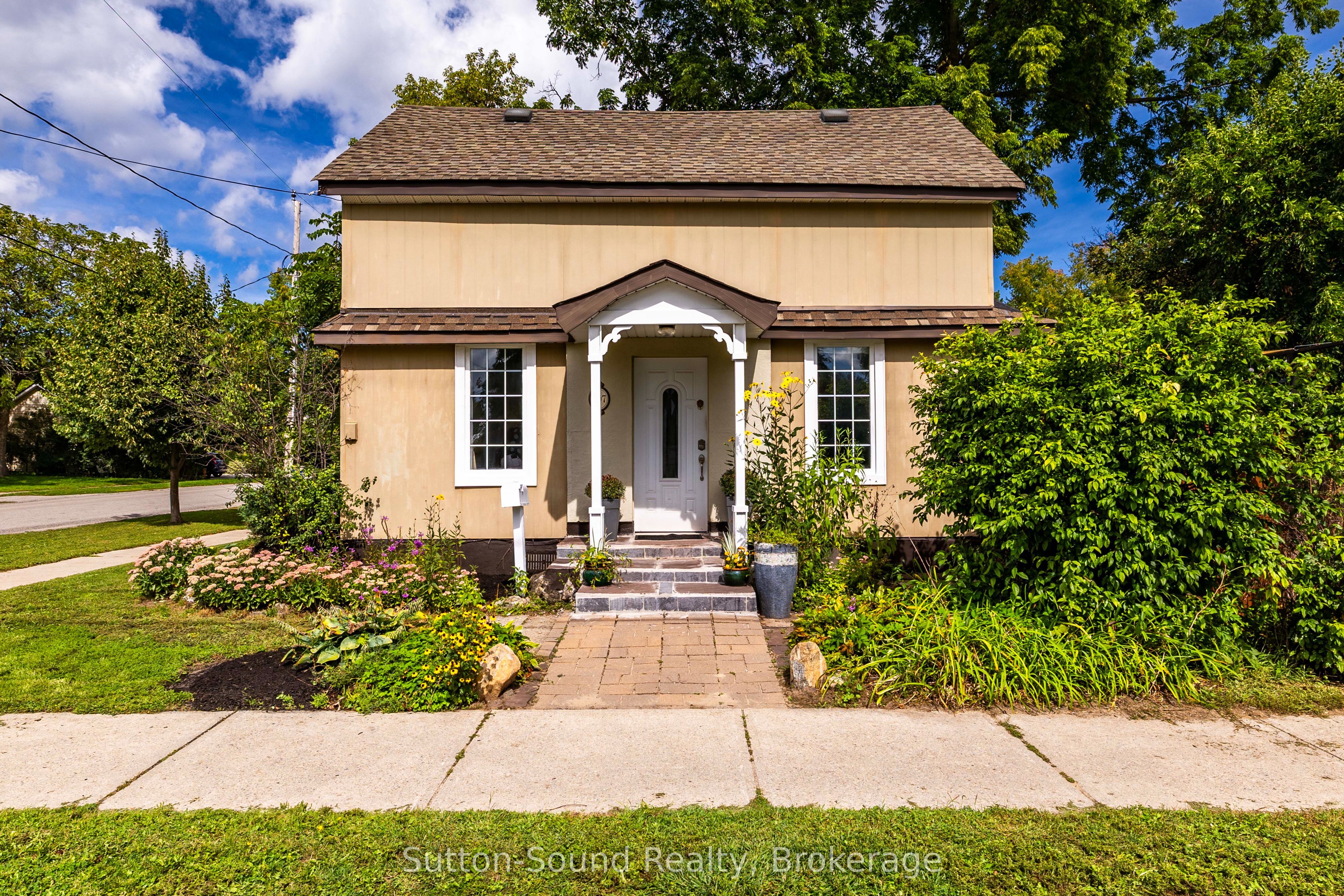 307 Fourth Street W Property Photo 2