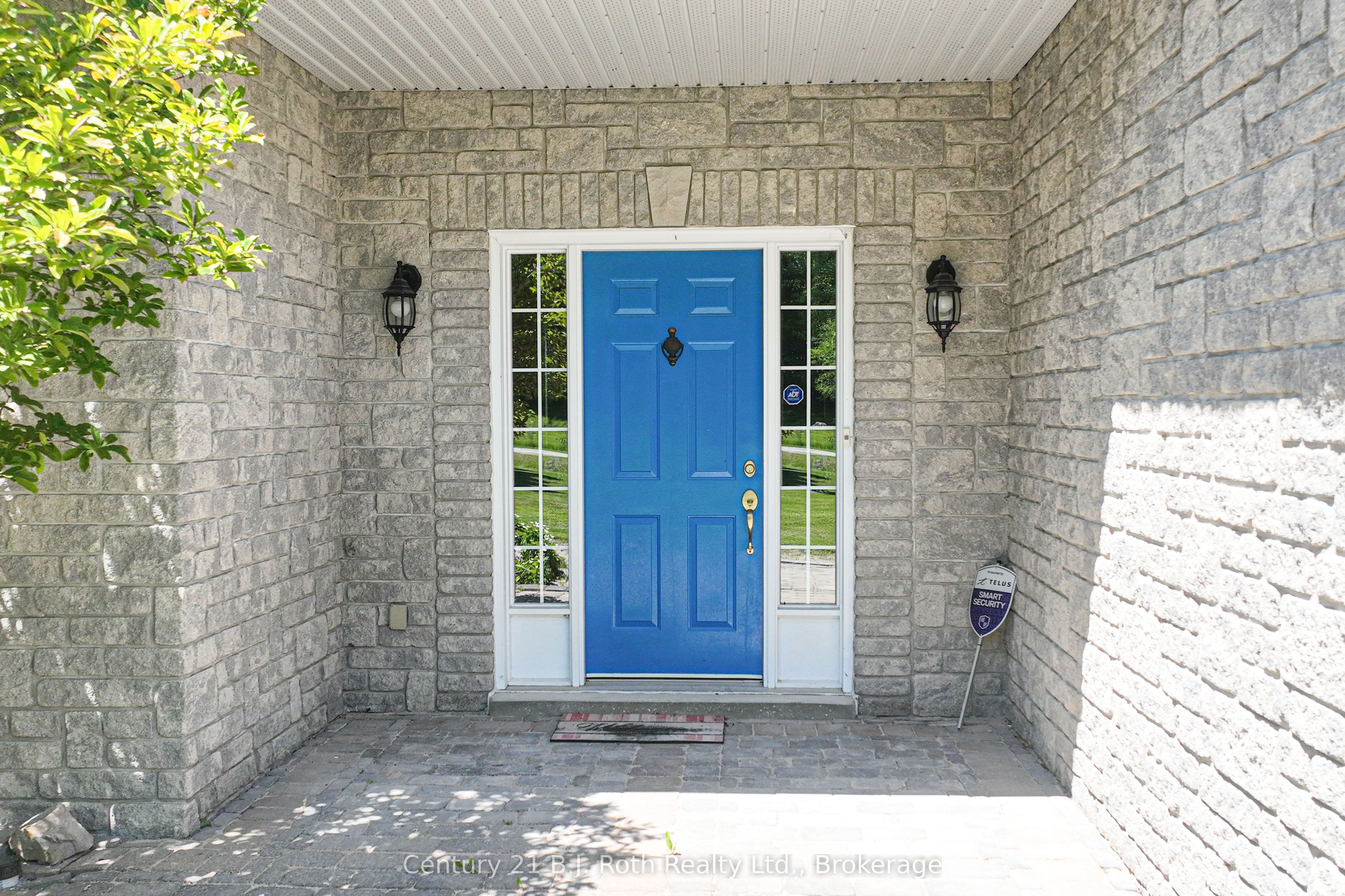 1273 Hawk Ridge Crescent Property Photo 2