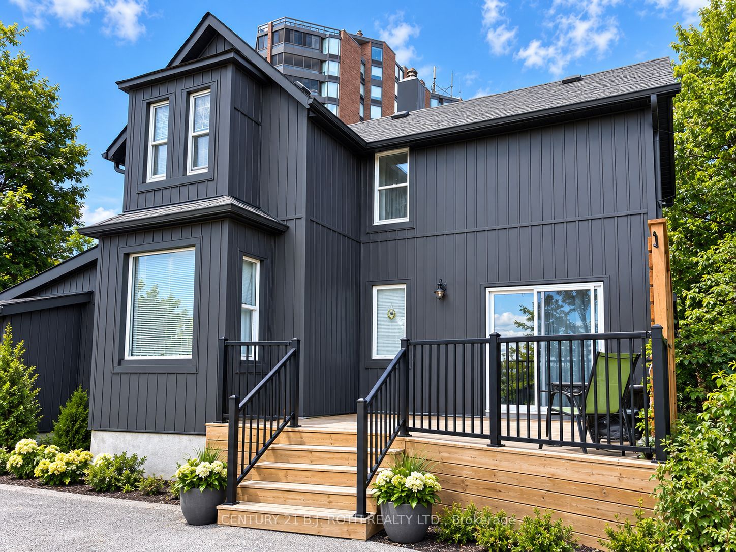 253 Dunlop Street E Property Photo 1
