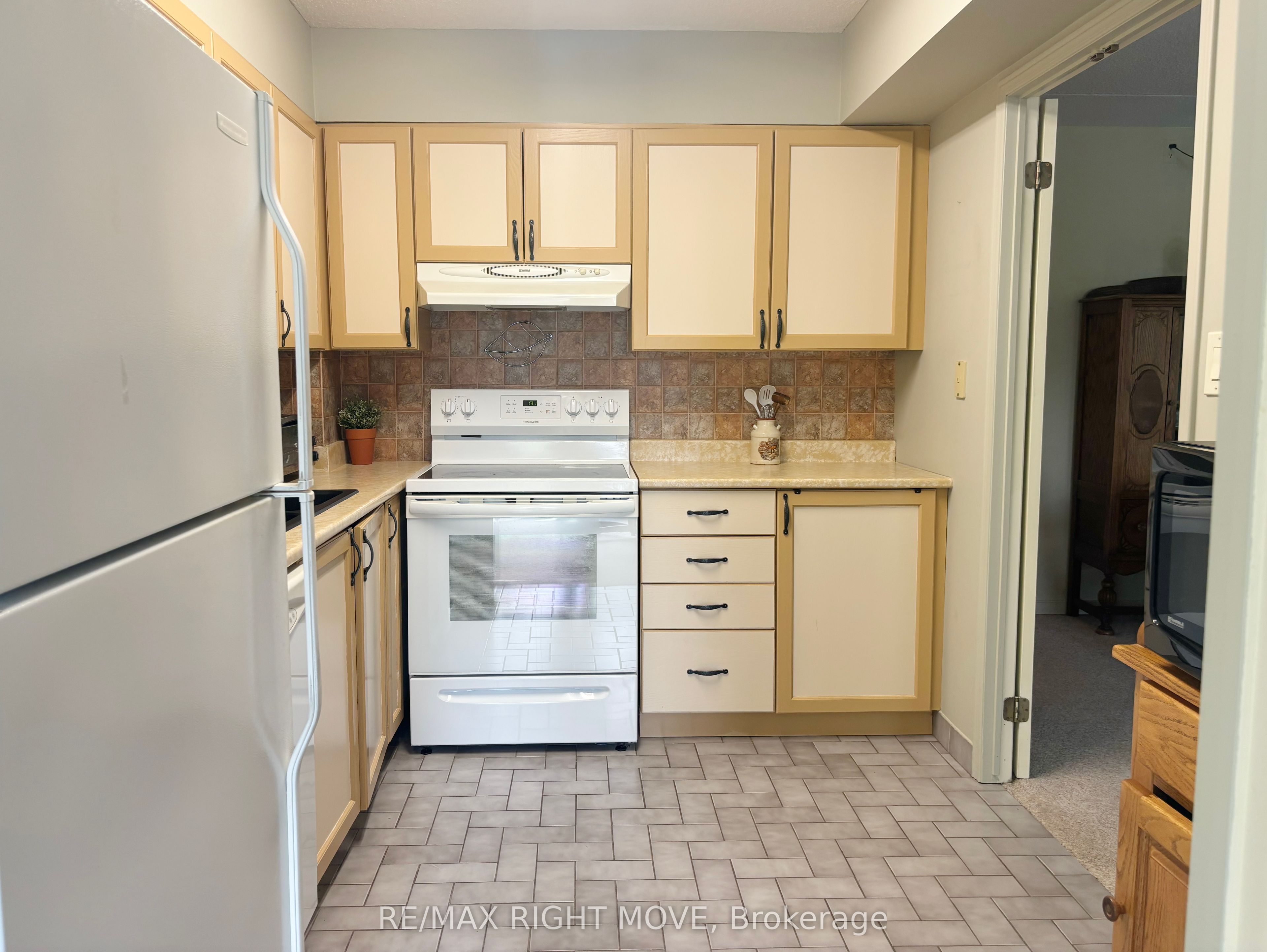 54 Fittons Road W 202 Property Photo 9