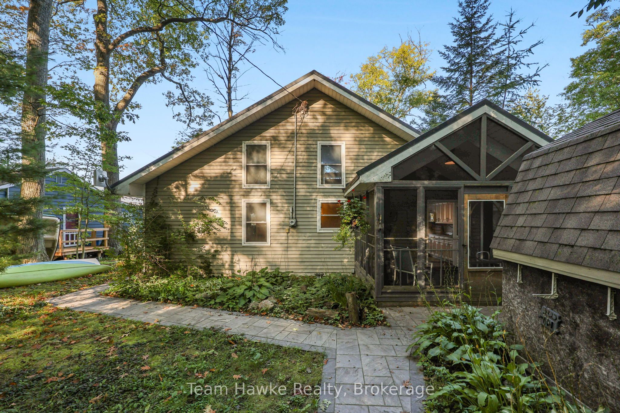 8 Farlain Lake Road E Property Photo 4