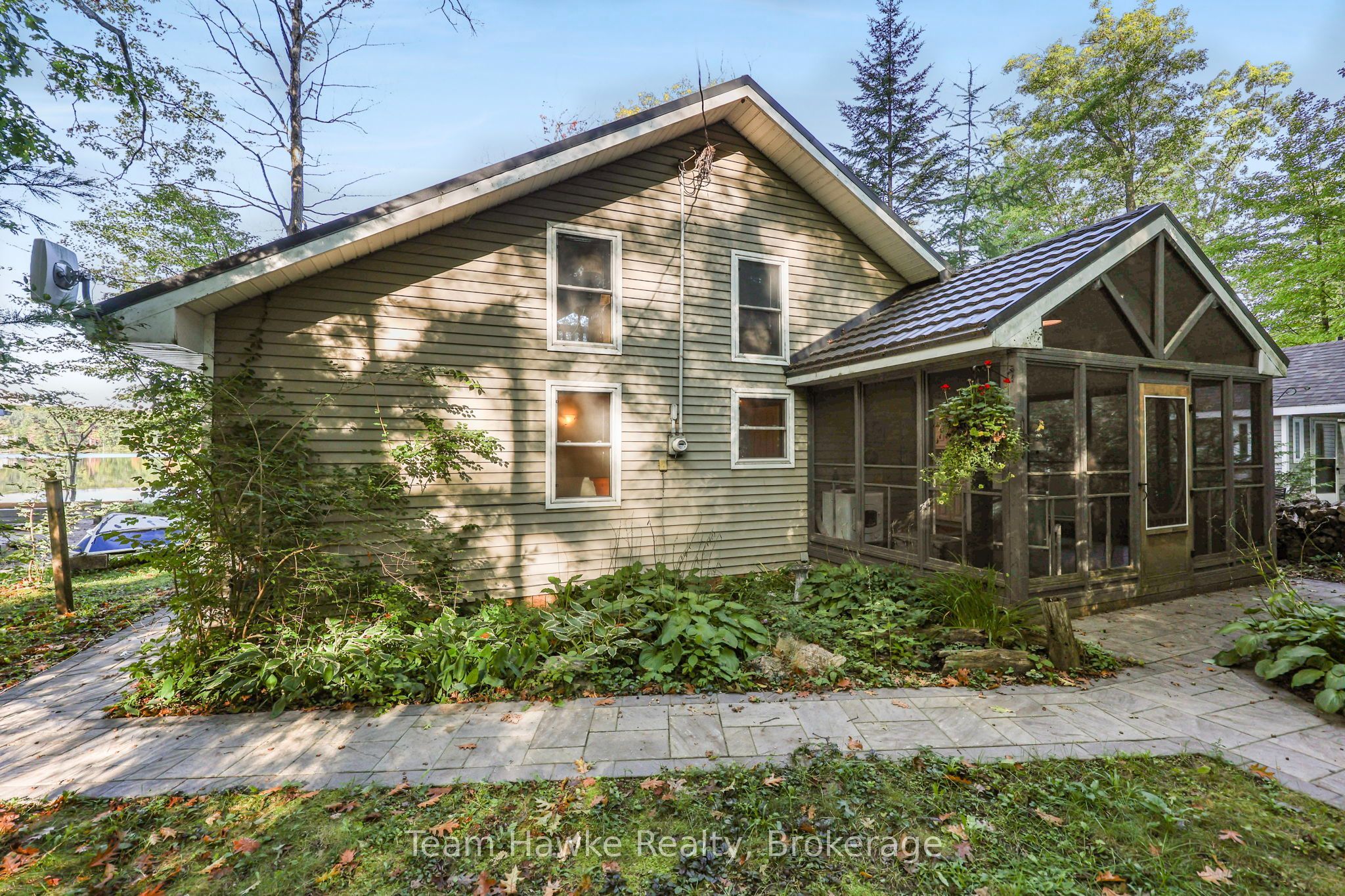 8 Farlain Lake Road E Property Photo 5