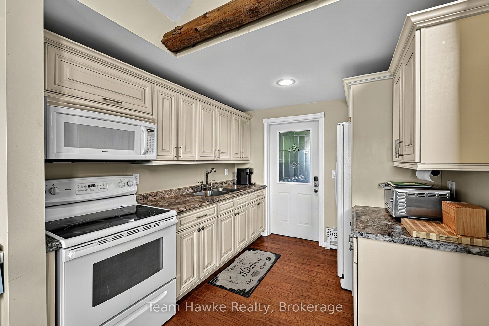 8 Farlain Lake Road E Property Photo 8