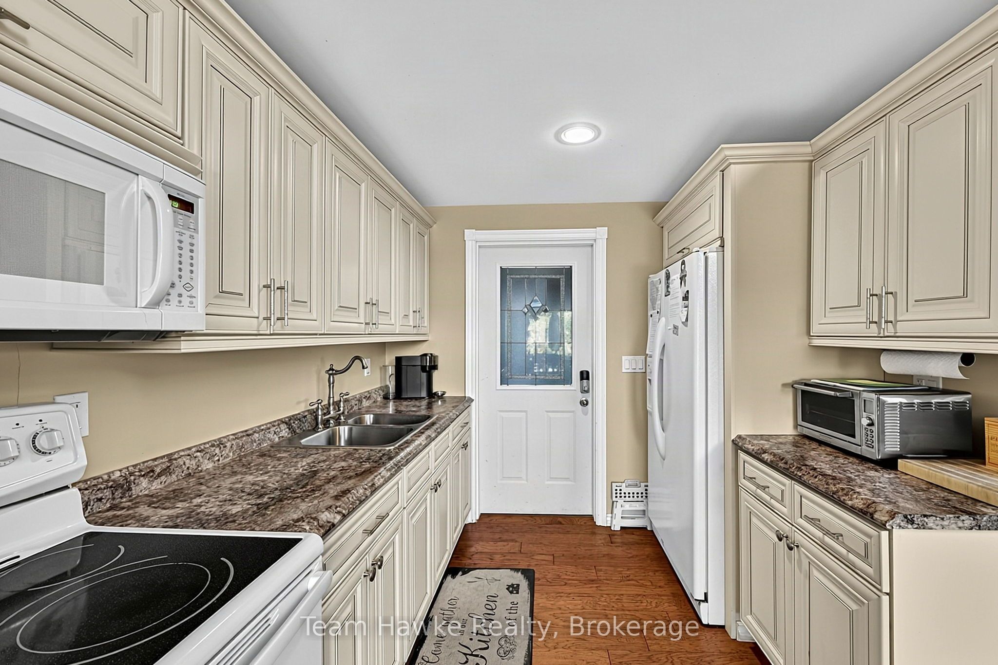 8 Farlain Lake Road E Property Photo 9