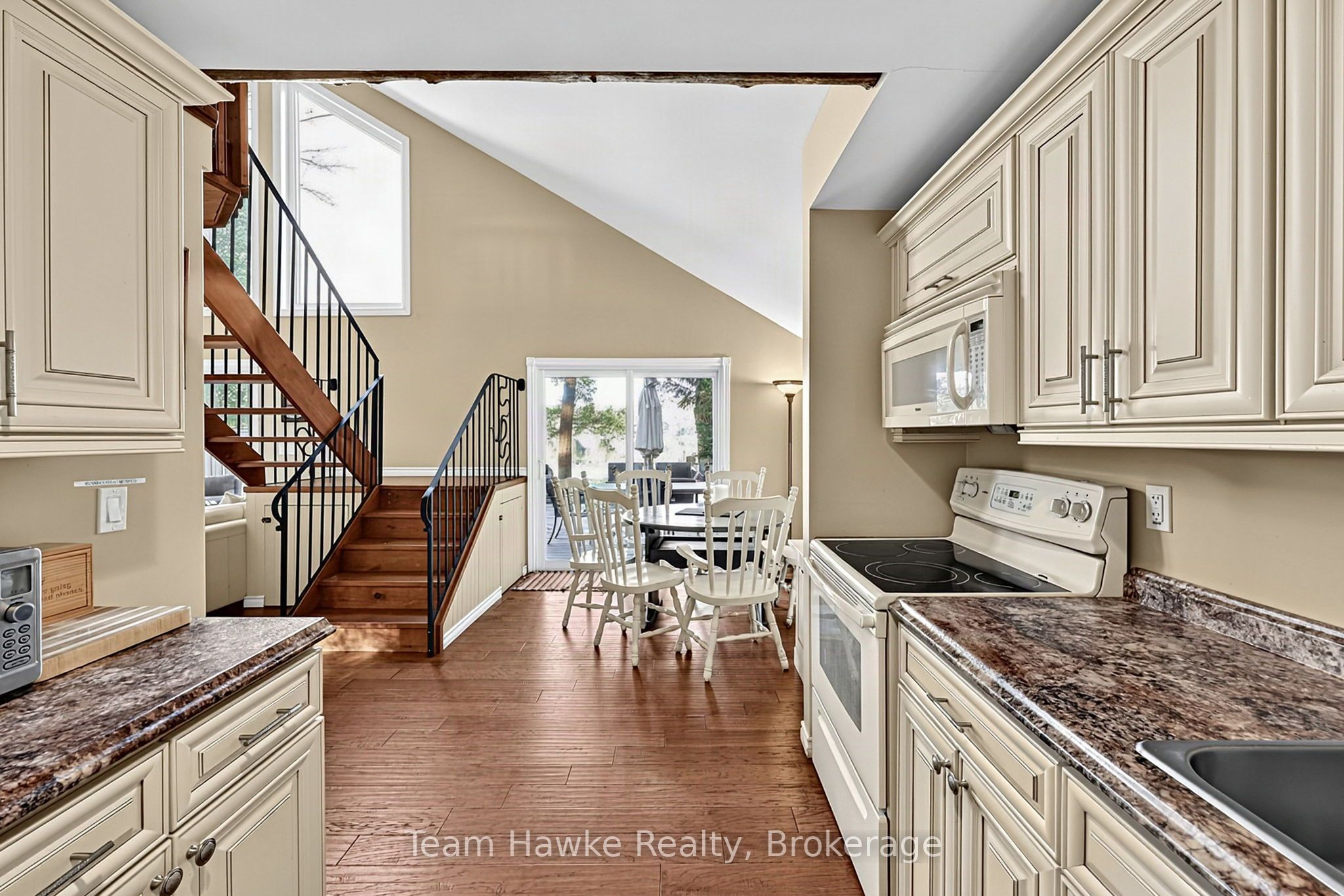 8 Farlain Lake Road E Property Photo 10