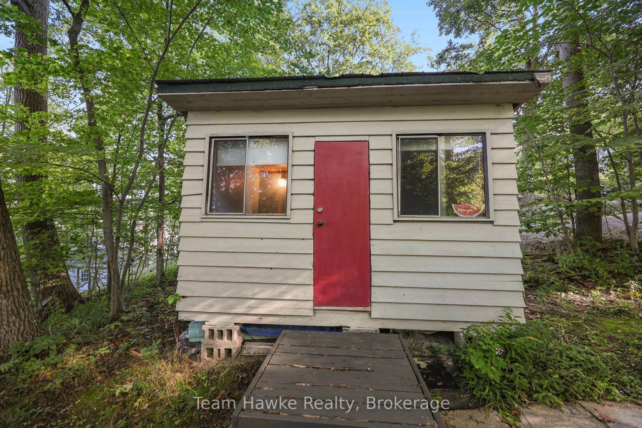 8 Farlain Lake Road E Property Photo 36