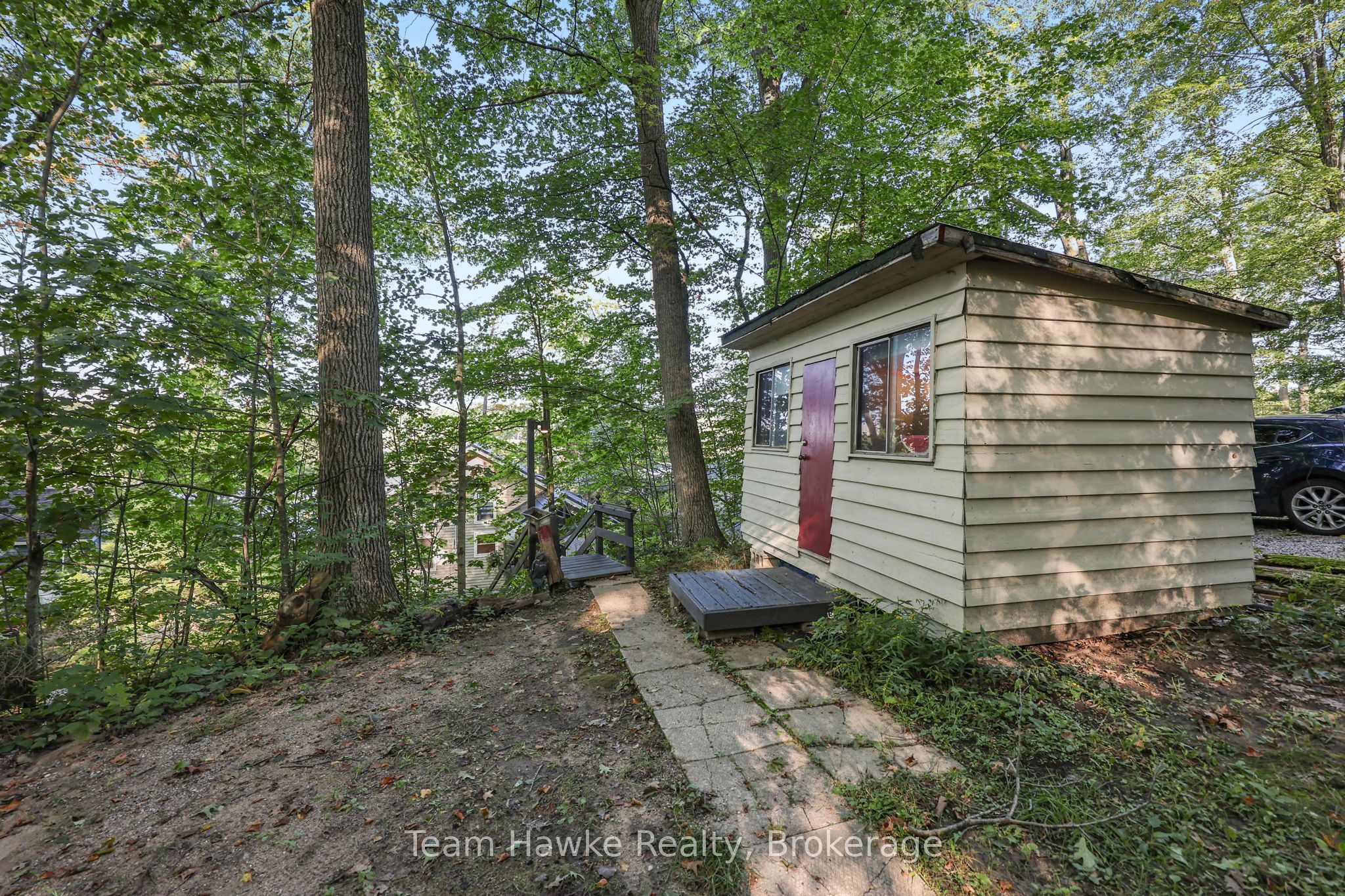 8 Farlain Lake Road E Property Photo 37