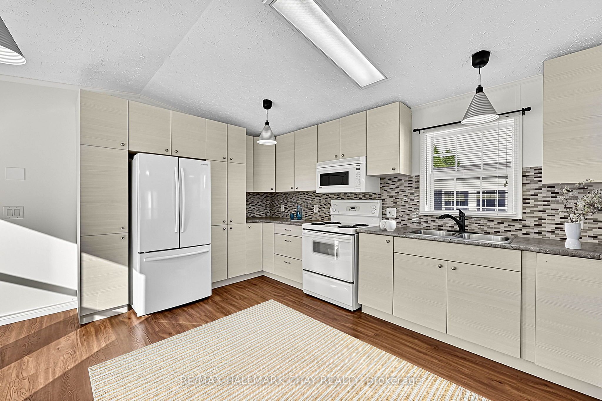 4041 Ash Crescent Property Photo 5