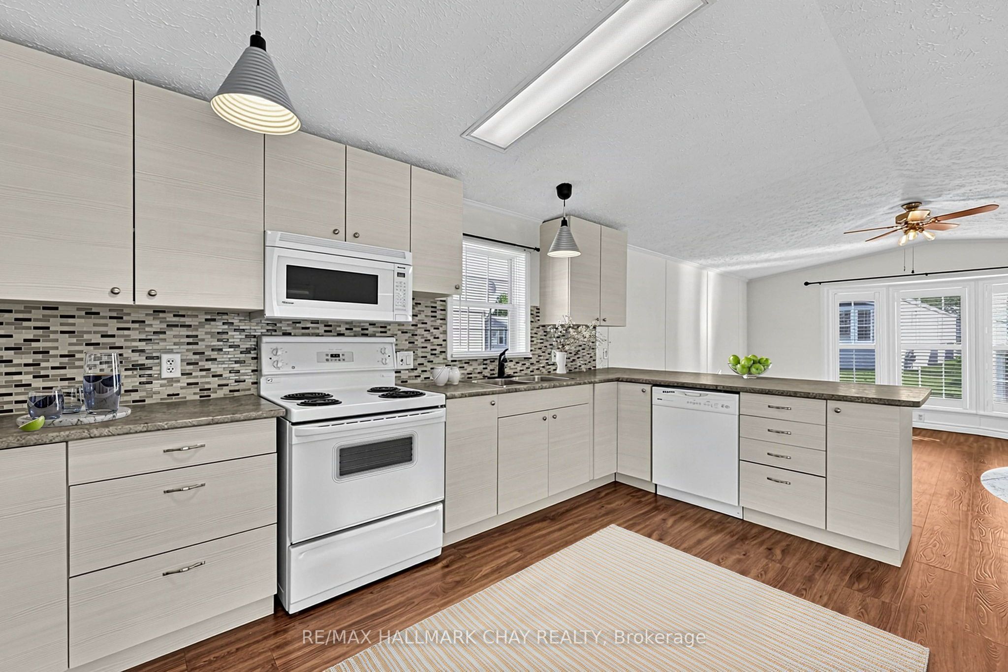 4041 Ash Crescent Property Photo 6