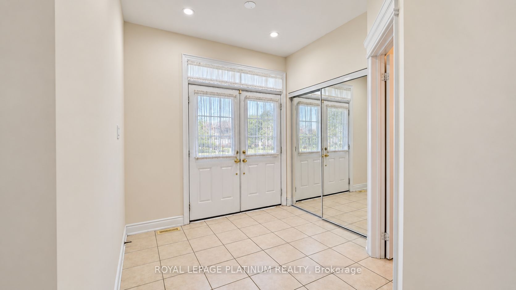 146 Sandringham Drive Property Photo 3