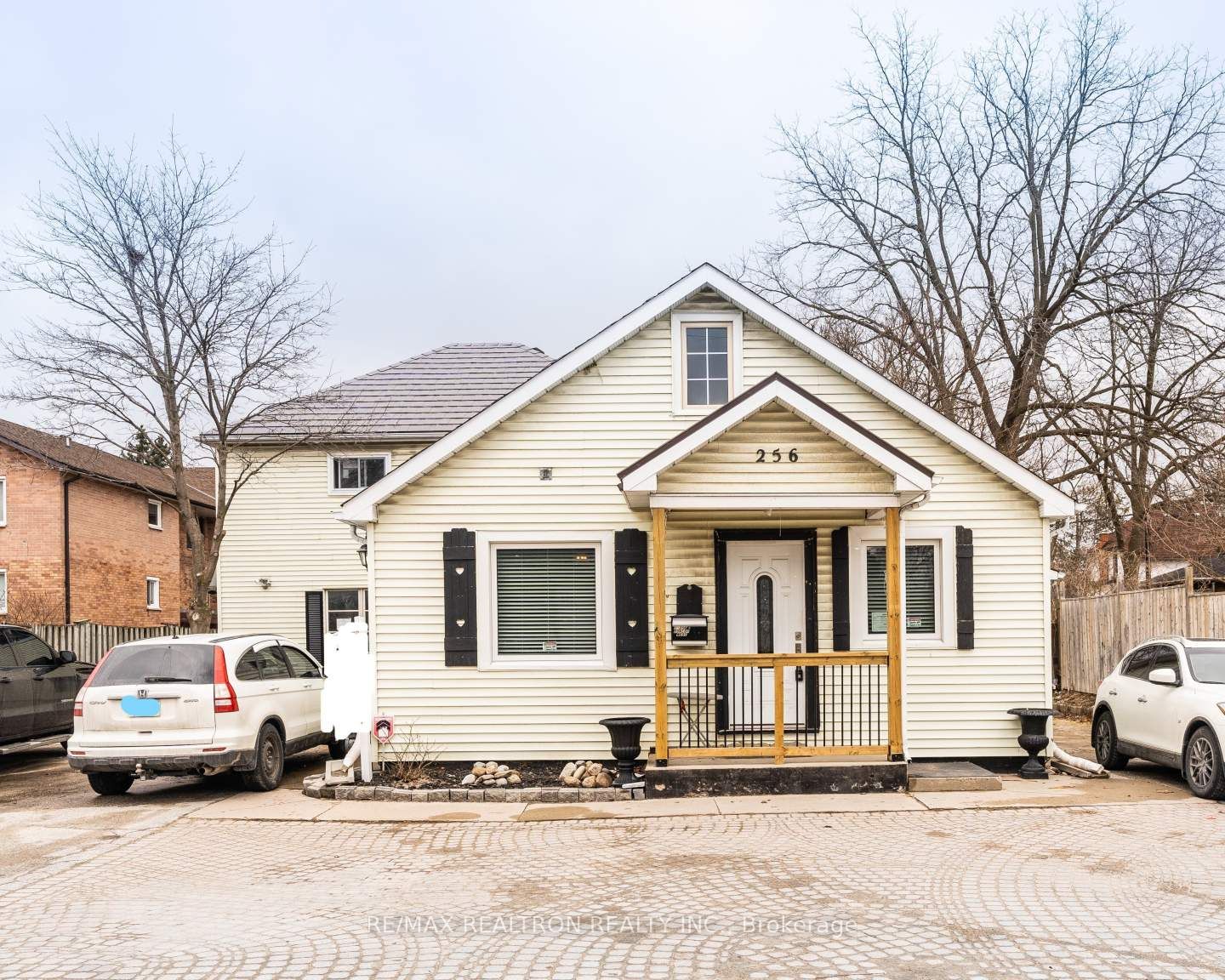 256 Dunlop Street W Property Photo 1