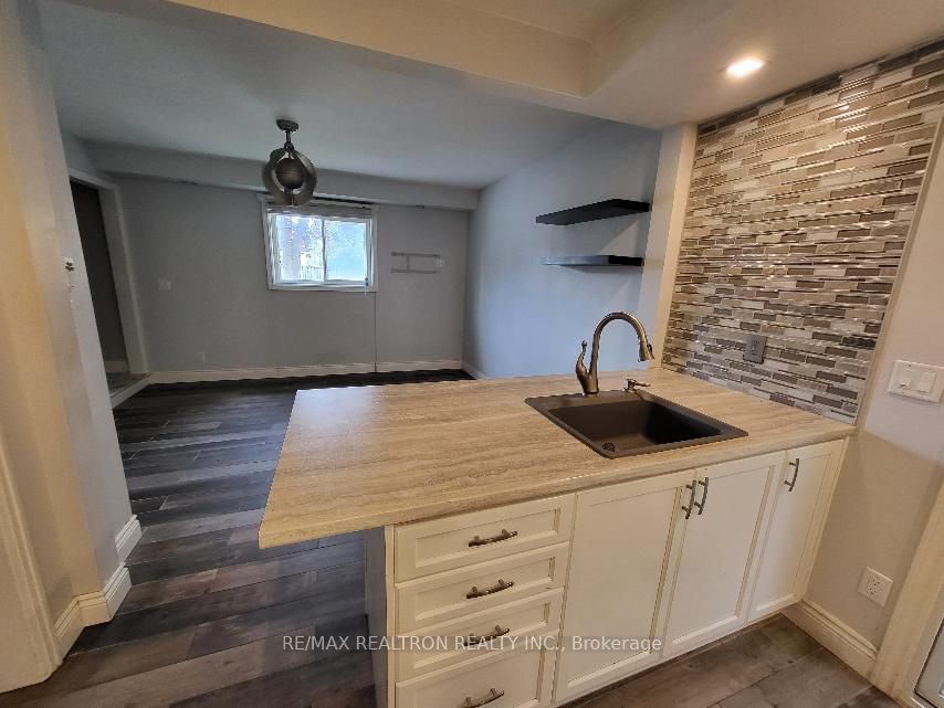 256 Dunlop Street W Property Photo 2