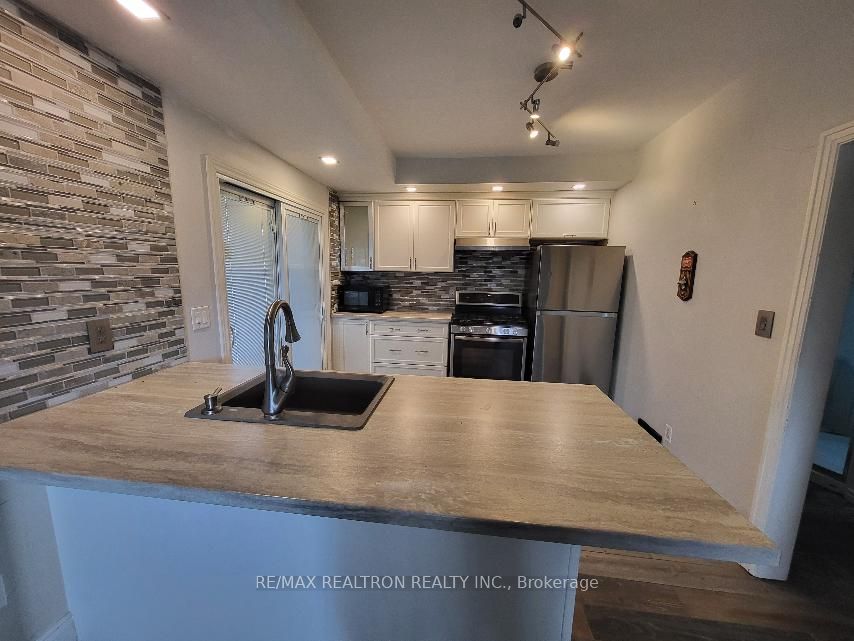 256 Dunlop Street W Property Photo 3