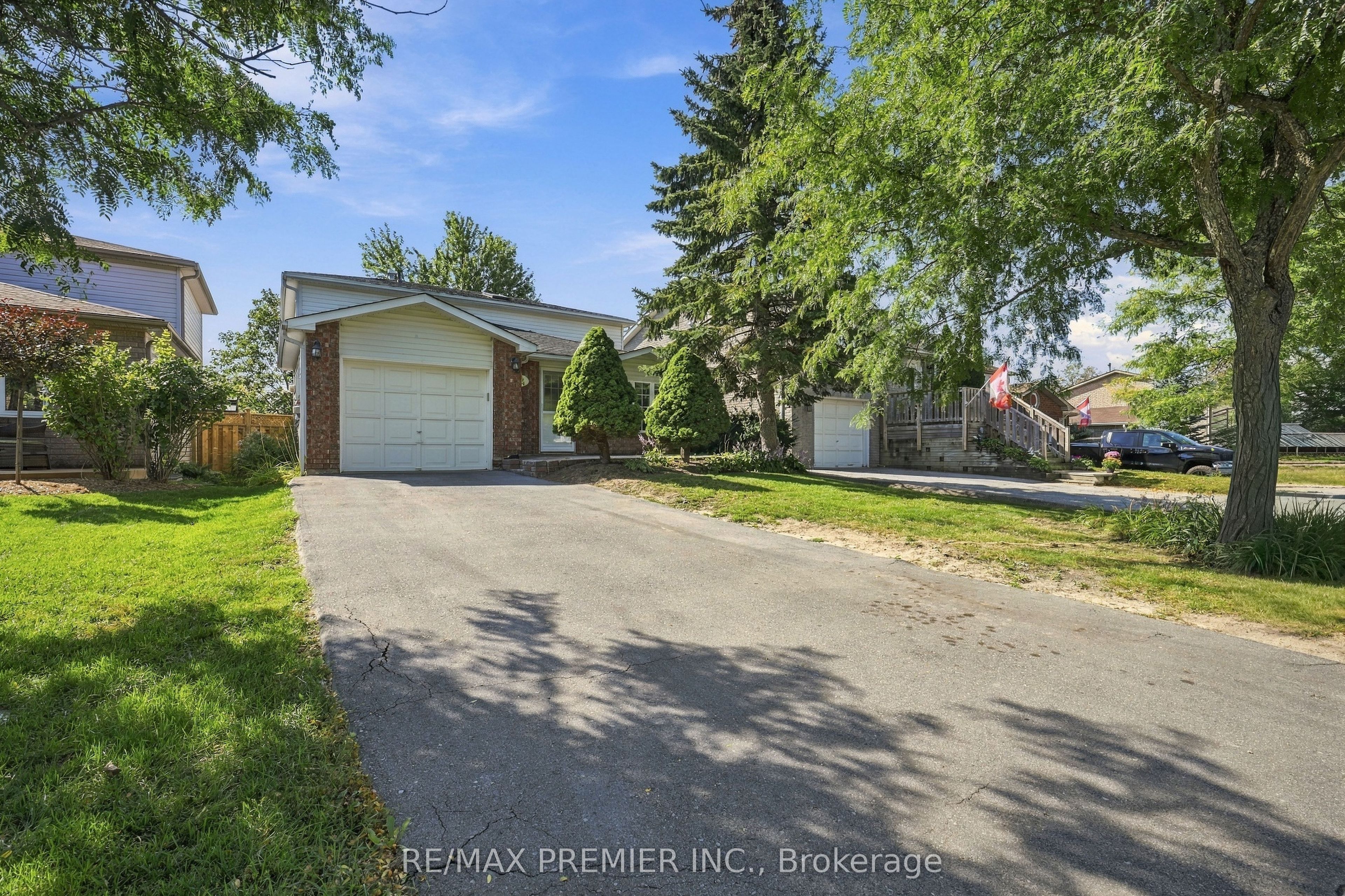 54 Hersey Crescent N Property Photo 2