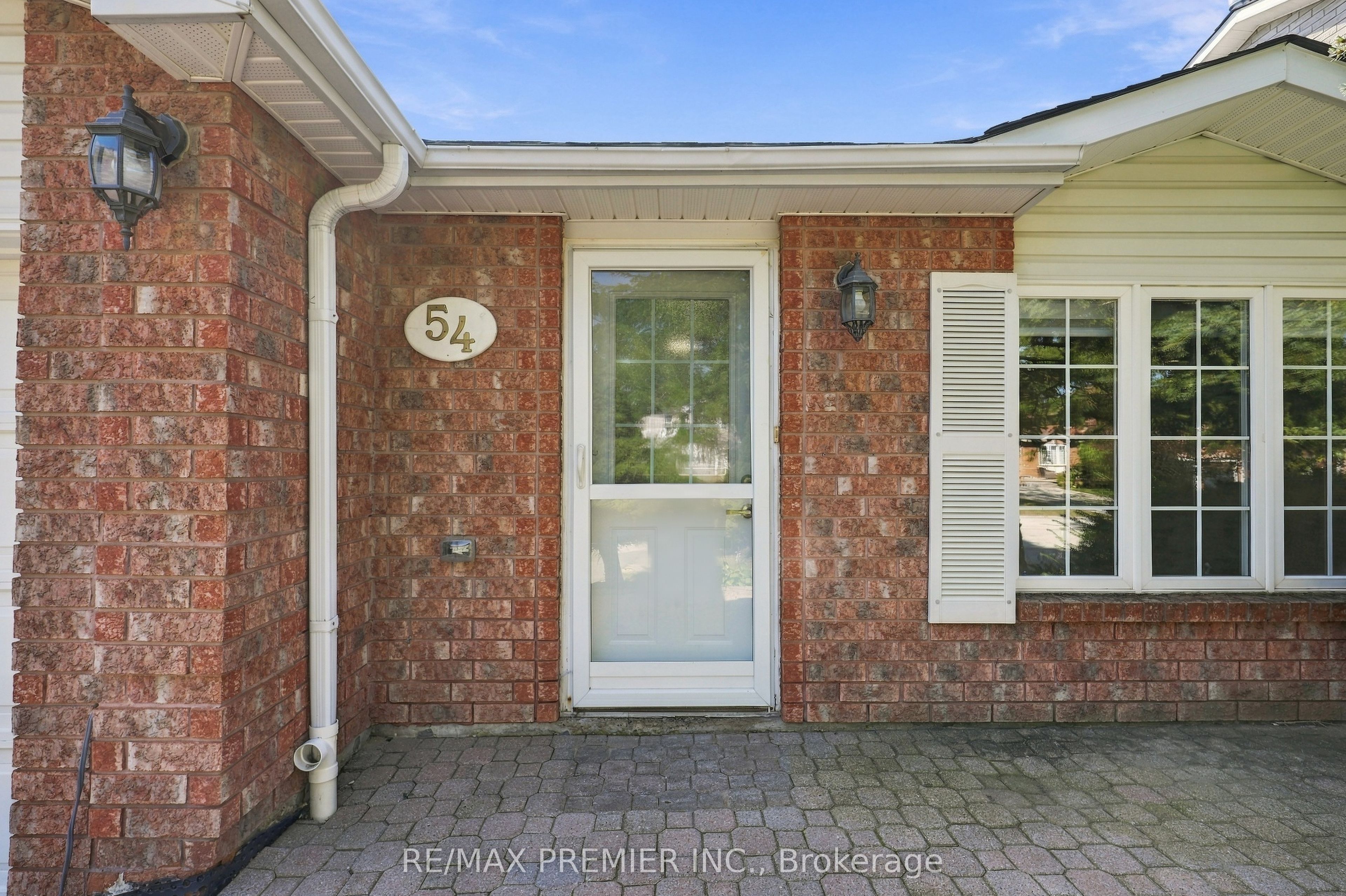 54 Hersey Crescent N Property Photo 3
