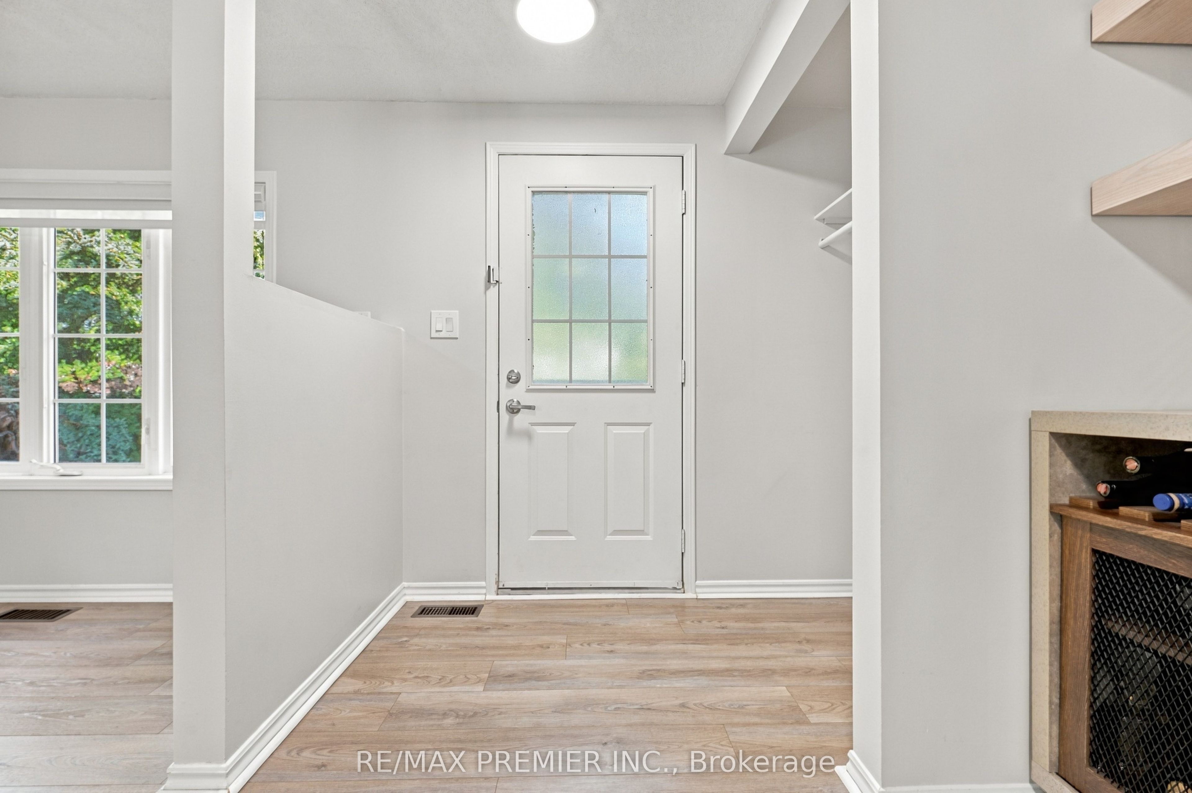 54 Hersey Crescent N Property Photo 4