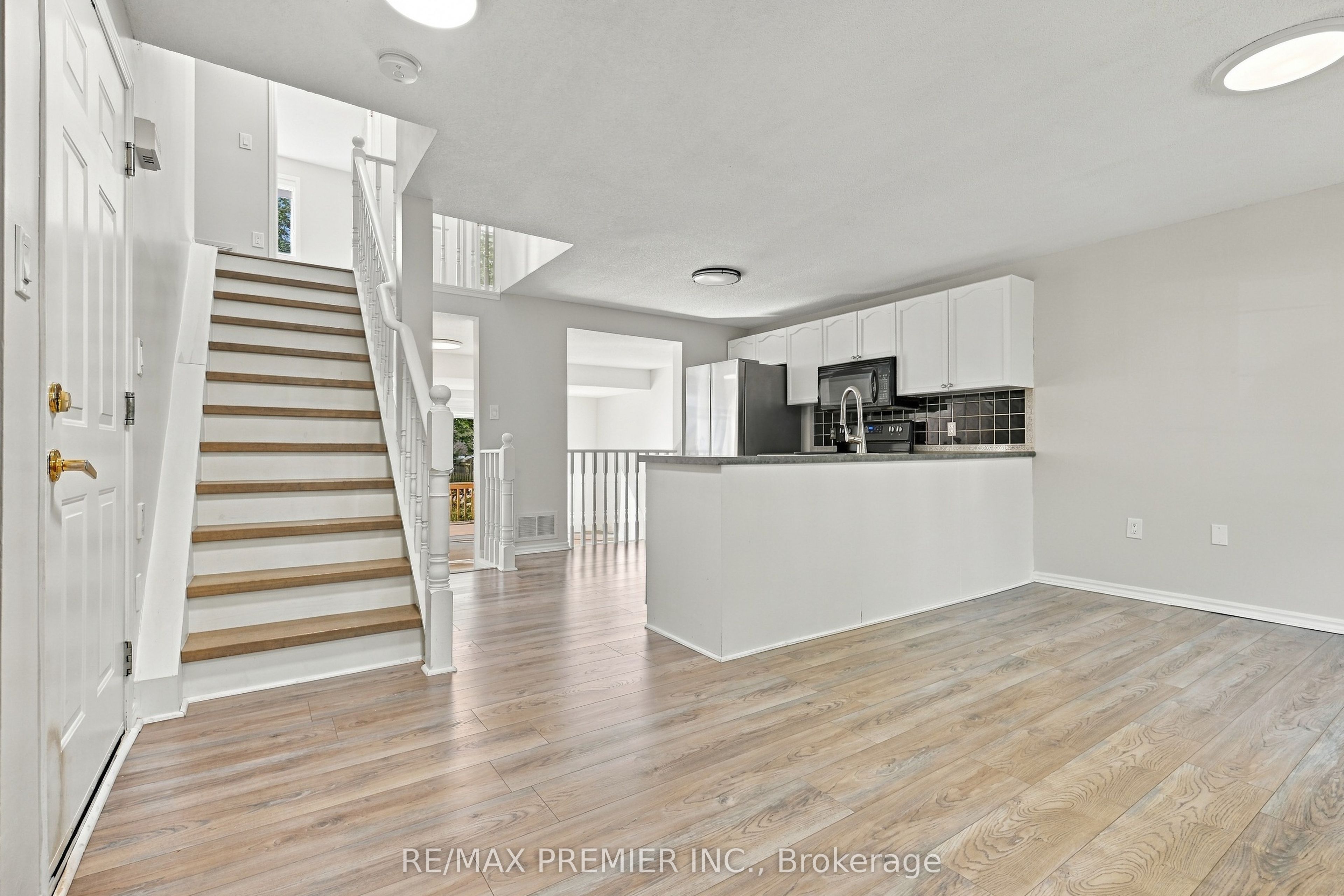 54 Hersey Crescent N Property Photo 5