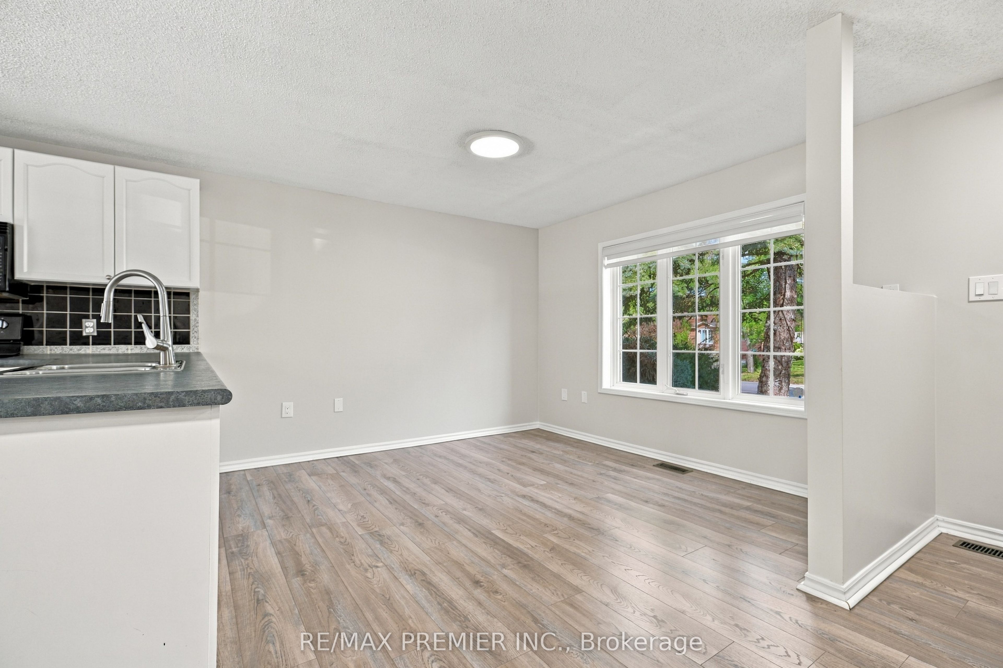 54 Hersey Crescent N Property Photo 7