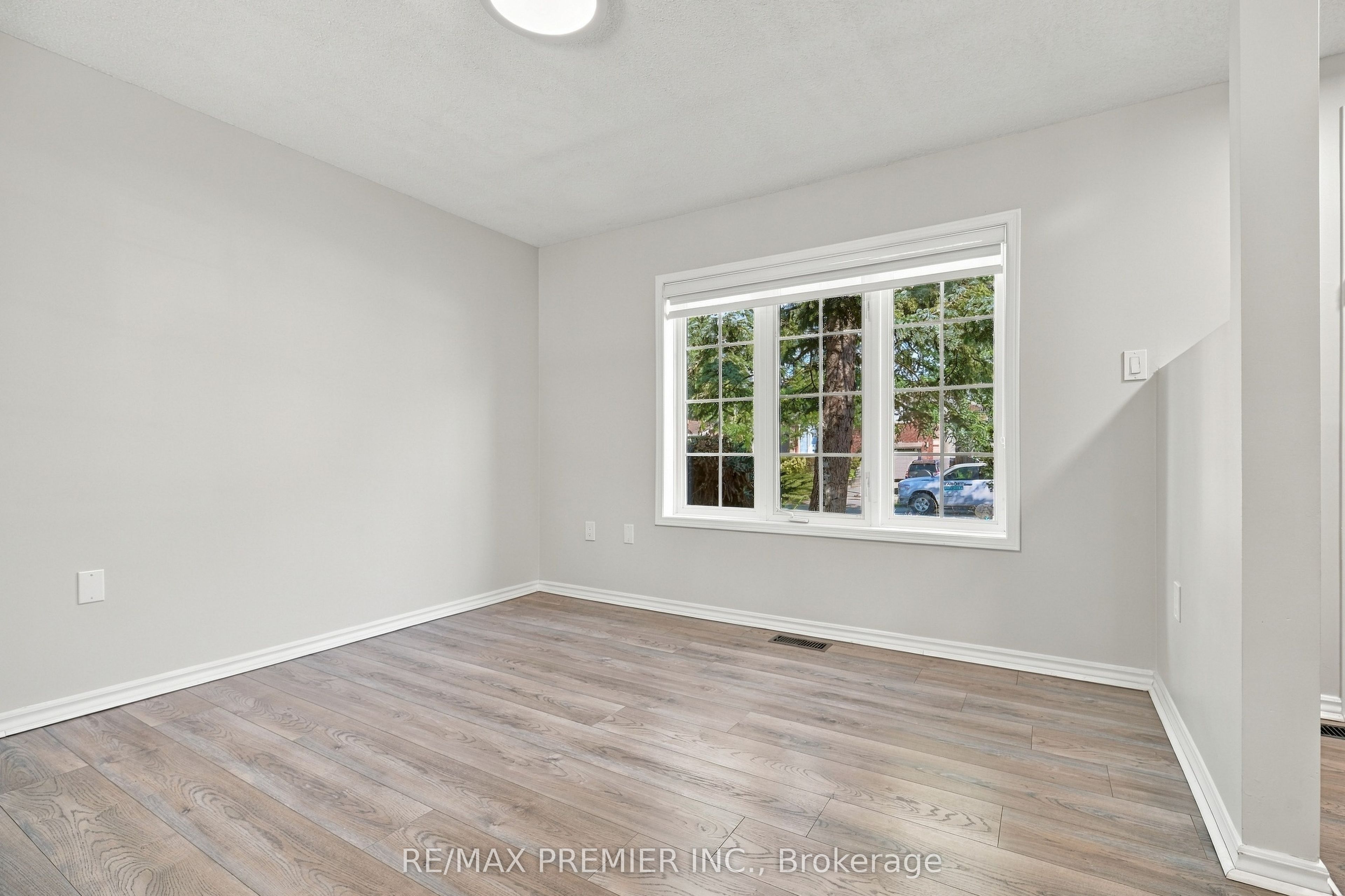 54 Hersey Crescent N Property Photo 8