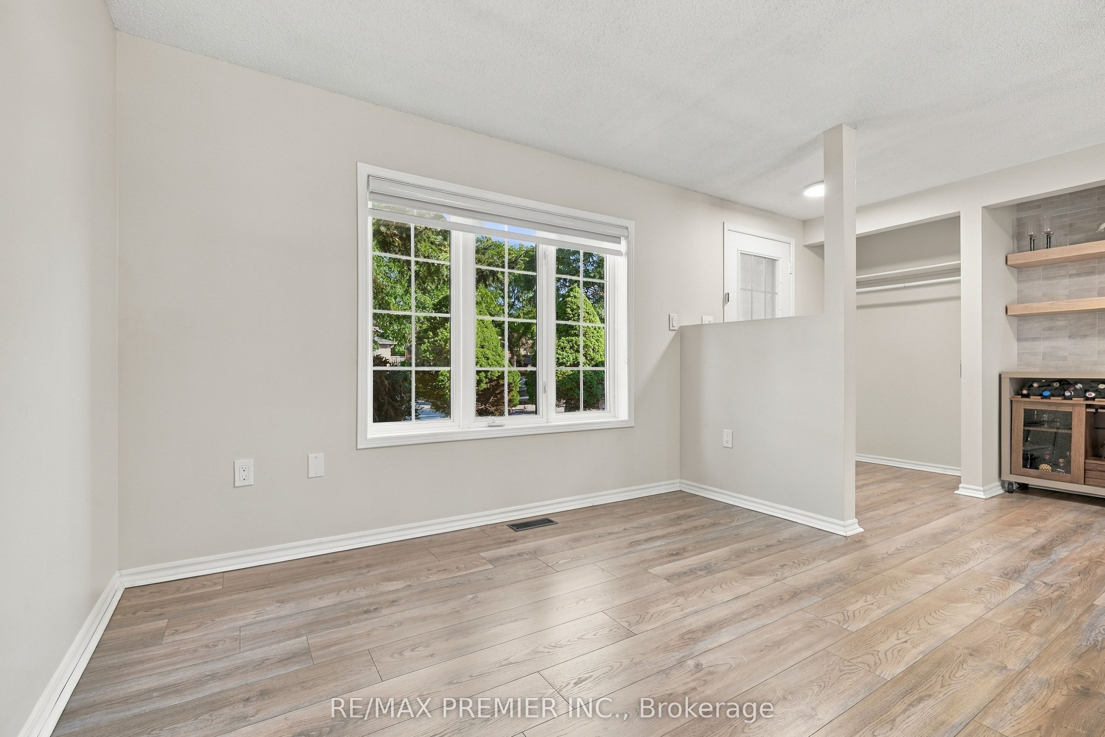 54 Hersey Crescent N Property Photo 9