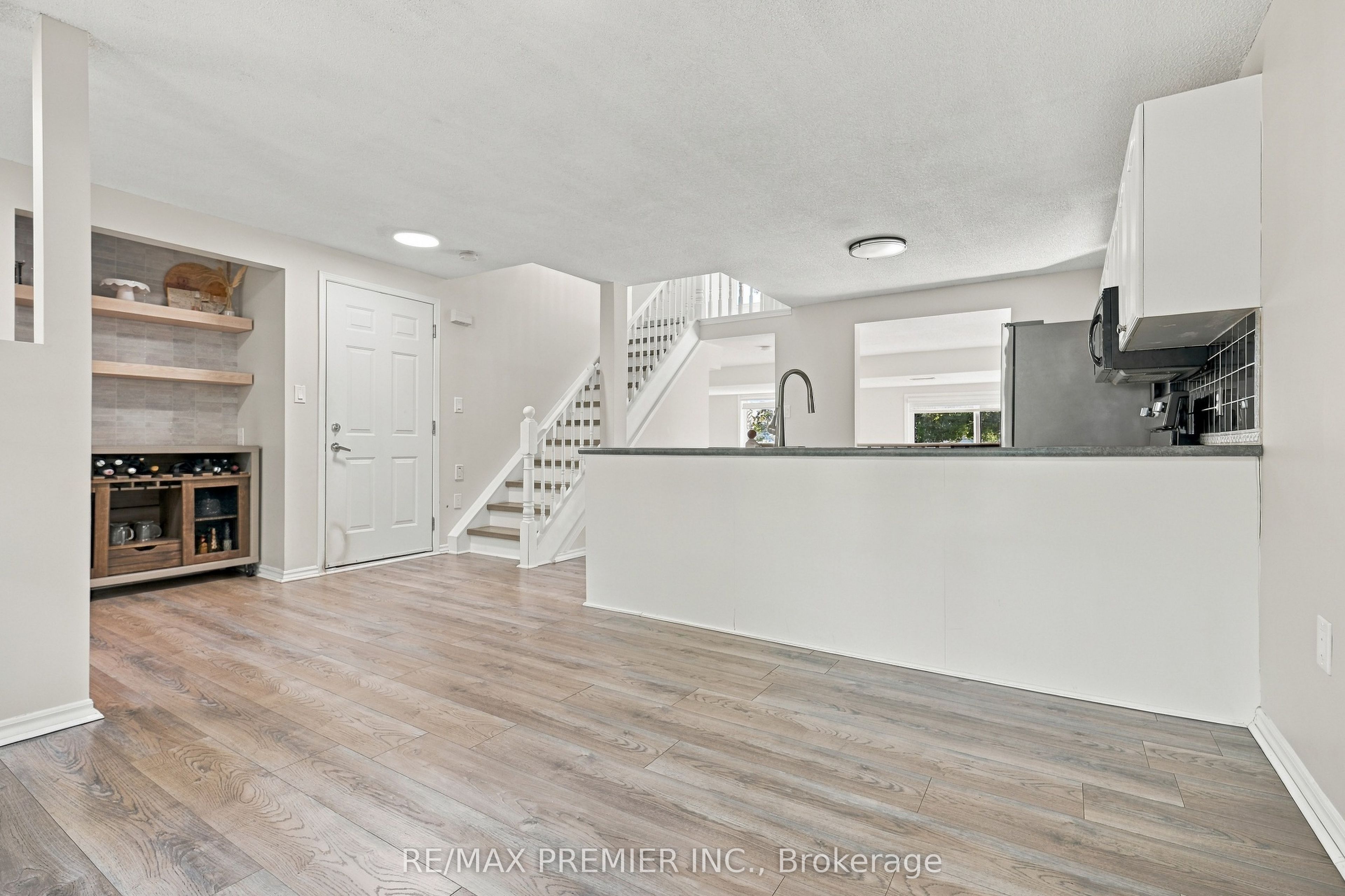 54 Hersey Crescent N Property Photo 10