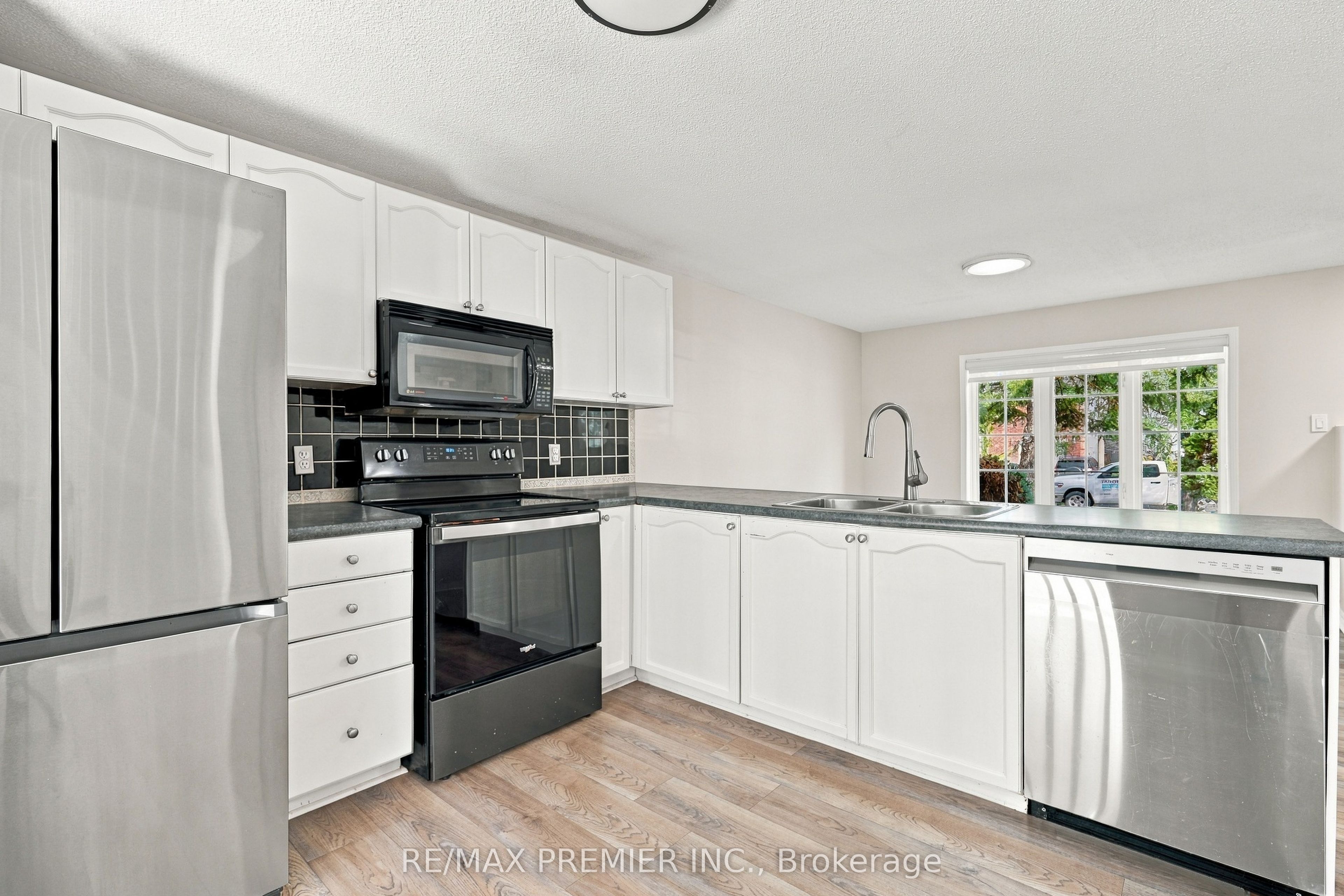 54 Hersey Crescent N Property Photo 12