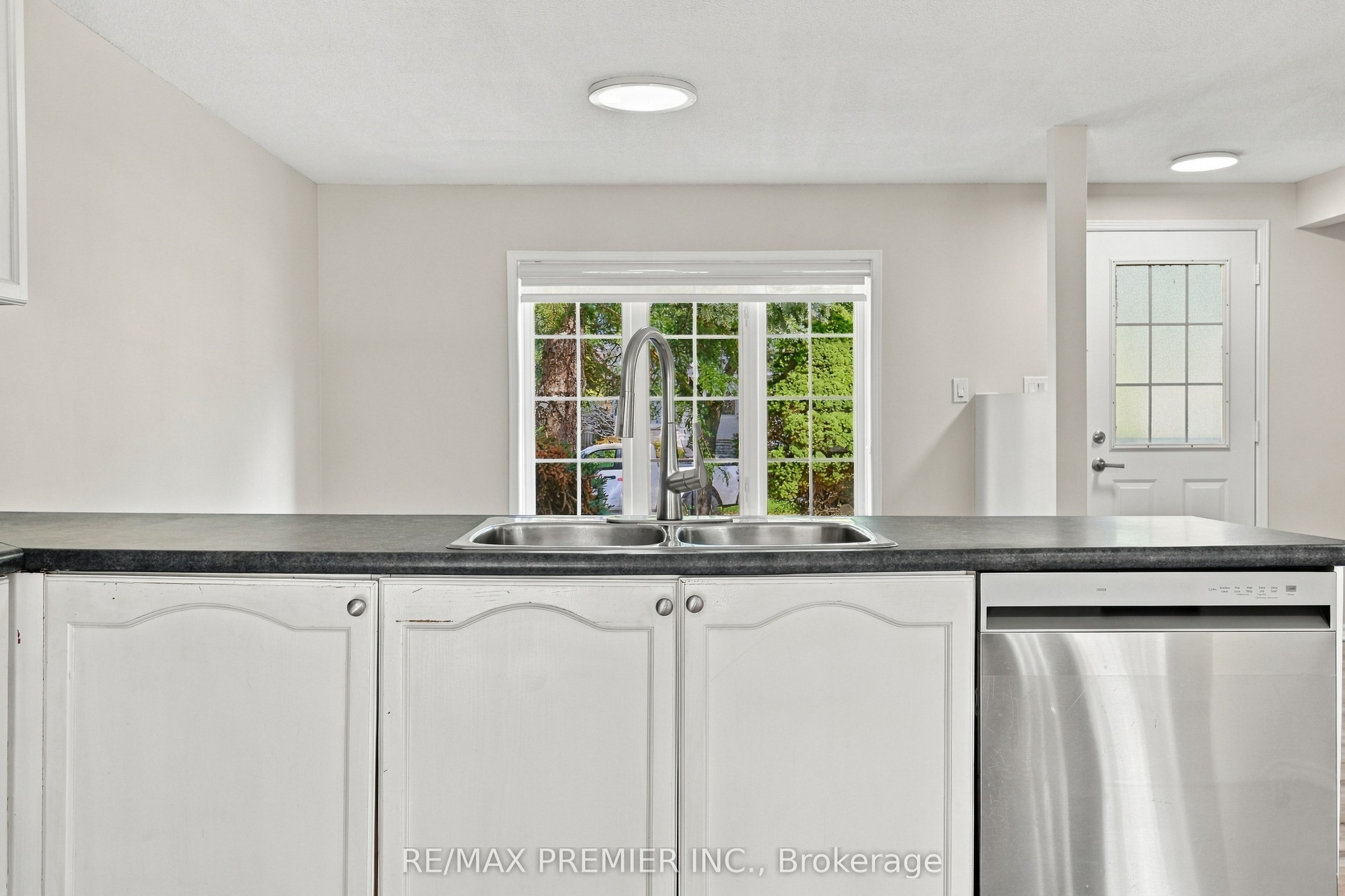 54 Hersey Crescent N Property Photo 13