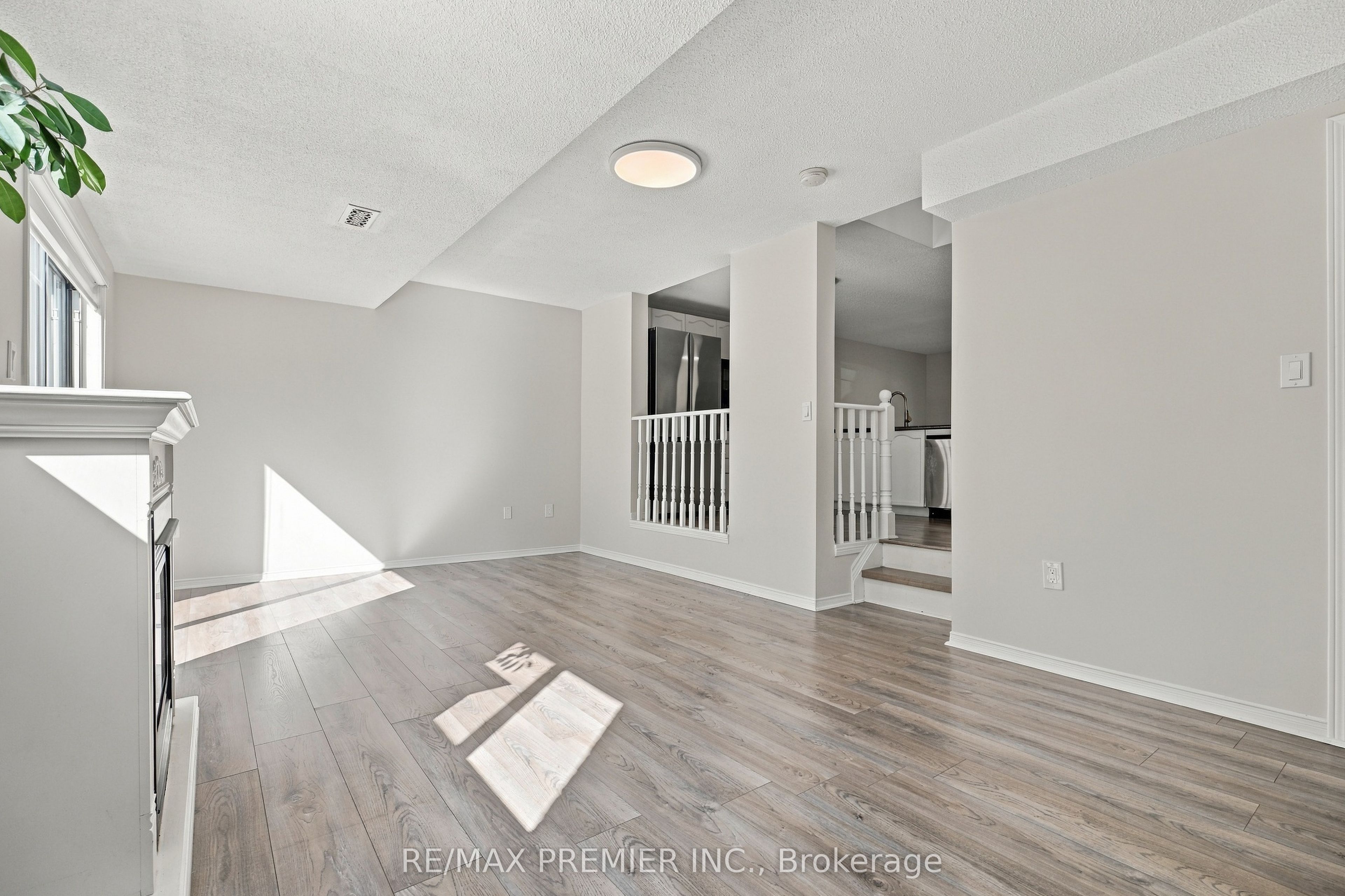 54 Hersey Crescent N Property Photo 17