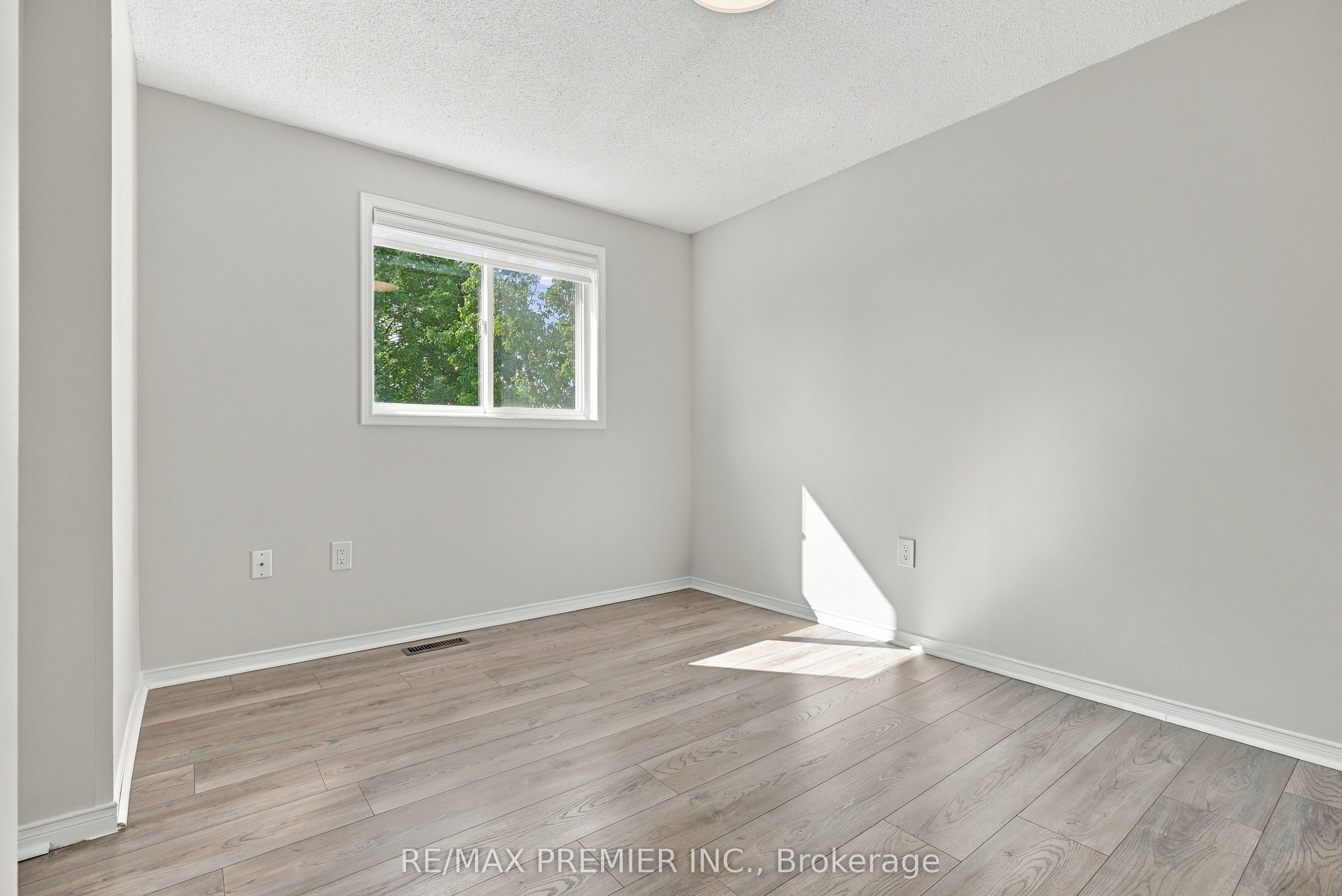 54 Hersey Crescent N Property Photo 18