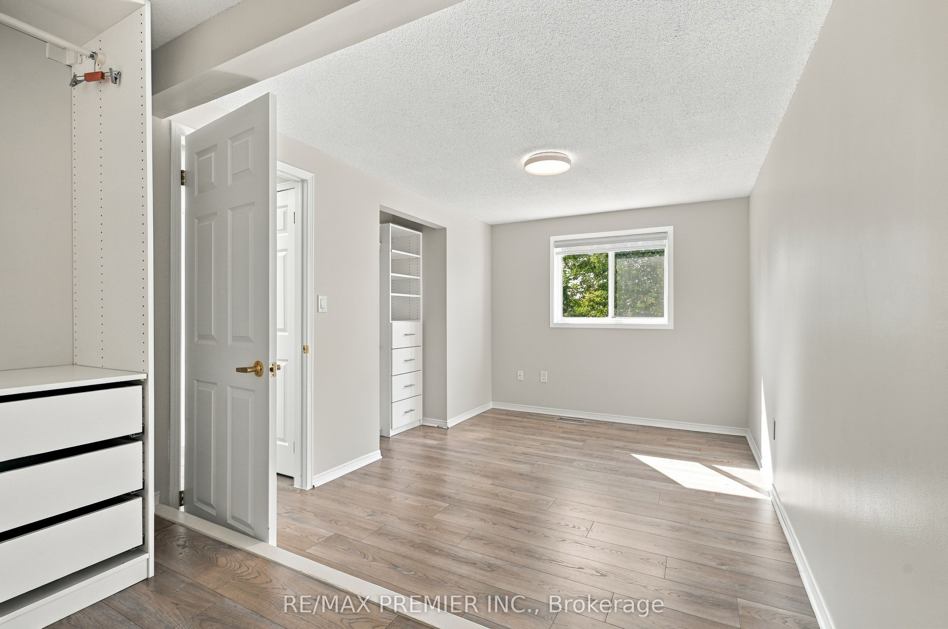 54 Hersey Crescent N Property Photo 20