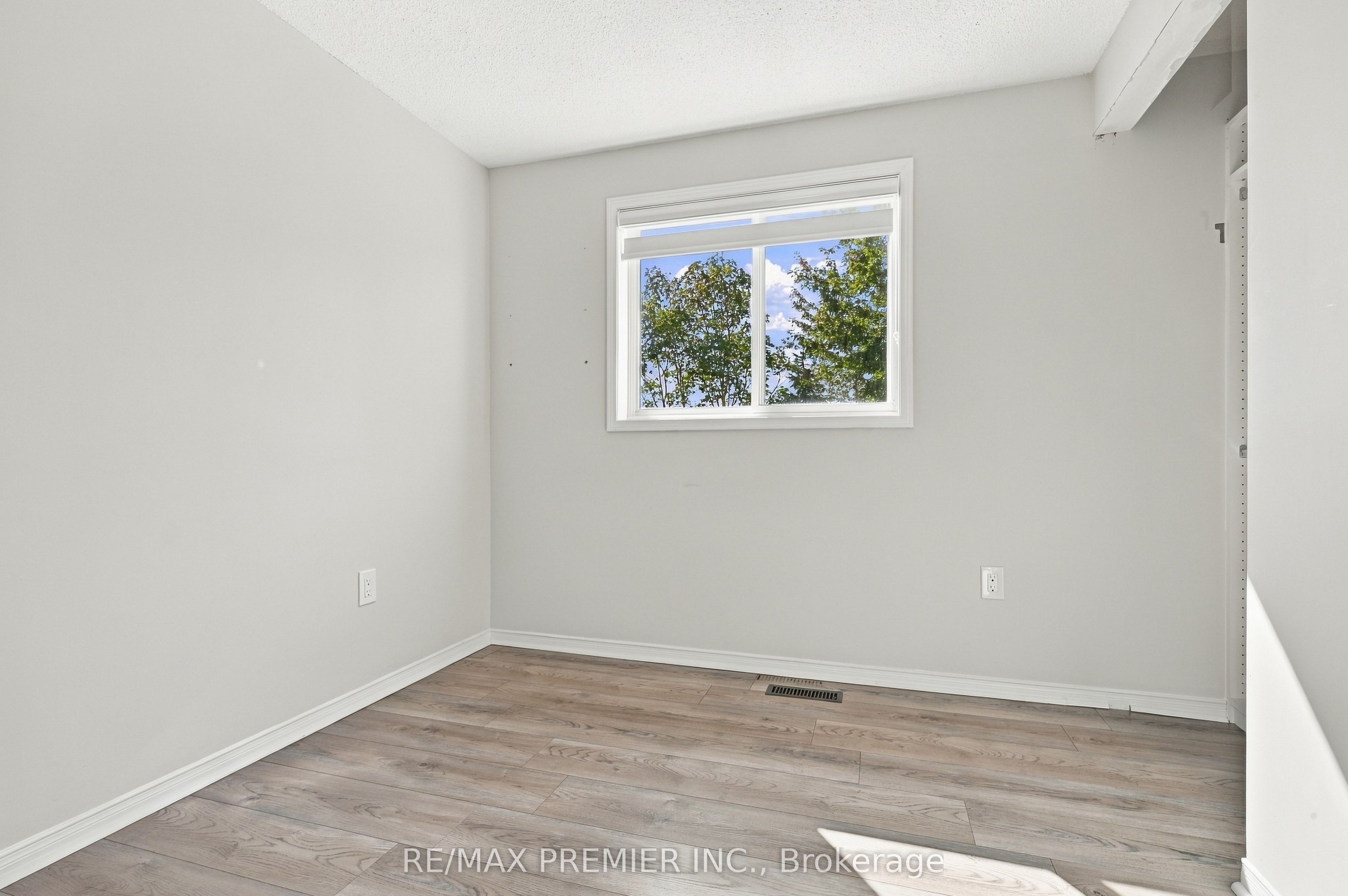 54 Hersey Crescent N Property Photo 21
